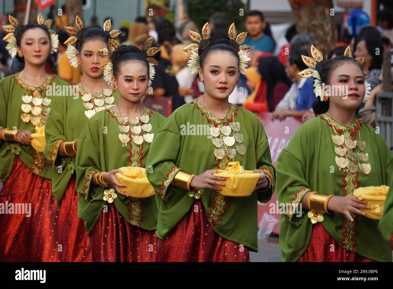 Makkappu-mandar-Tanz aus West-sulawesi. Dieser Tanz zeigt die Tradition des Mandar-Volkes, in Kontakt zu bleiben, indem es Nachbarn, Familie, Stockfoto