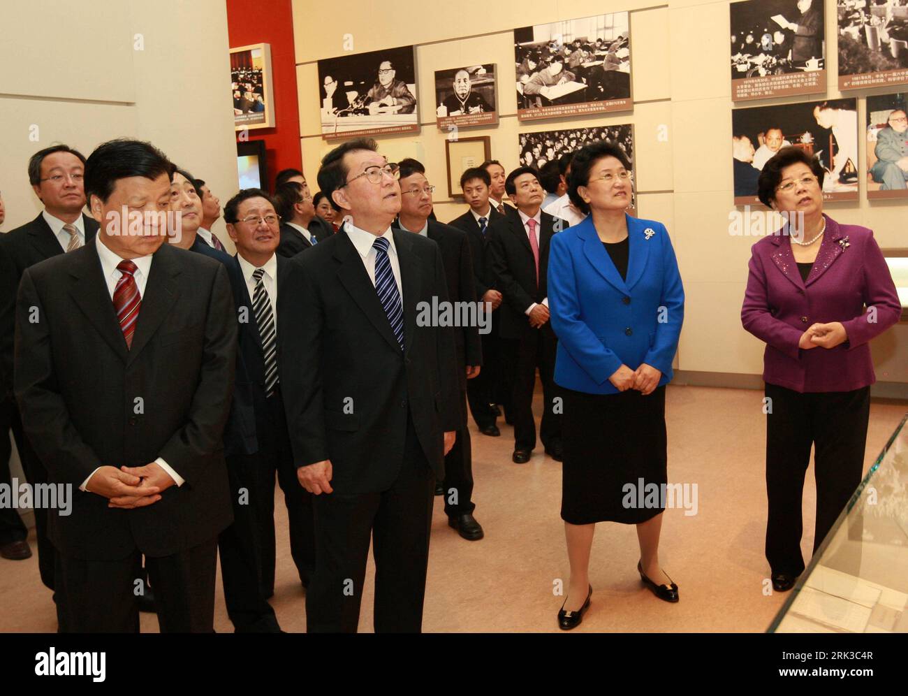 Bildnummer: 53429976 Datum: 25.09.2009 Copyright: imago/Xinhua (090925) -- PEKING, 25. September 2009 (Xinhua) -- Li Changchun (Front 2. L), Mitglied des Ständigen Ausschusses des Politischen Büros des Zentralkomitees der Kommunistischen Partei Chinas (KPCh), besucht die Ausstellung Road of Rejuvenation nach der Eröffnungszeremonie in Peking, der Hauptstadt Chinas, am 25. September 2009. Die Ausstellung mit dem Titel The Road of Rejuvenation (die Straße der Verjüngung), die die Höhen und Tiefen Chinas auf dem Weg des nationalen Wiederauflebens seit 1840 veranschaulicht, wurde am Freitag im National Museum of China eröffnet. (Xinhua/Pang Xinglei) (zw) (2)CHINA-PEKING-RO Stockfoto