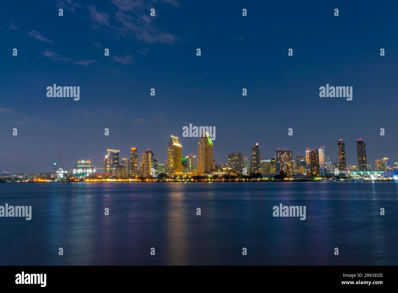 San Diego Skyline bei Nacht mit bunten Reflexionen im Wasser, Blick von Coronado Island, Kalifornien Stockfoto