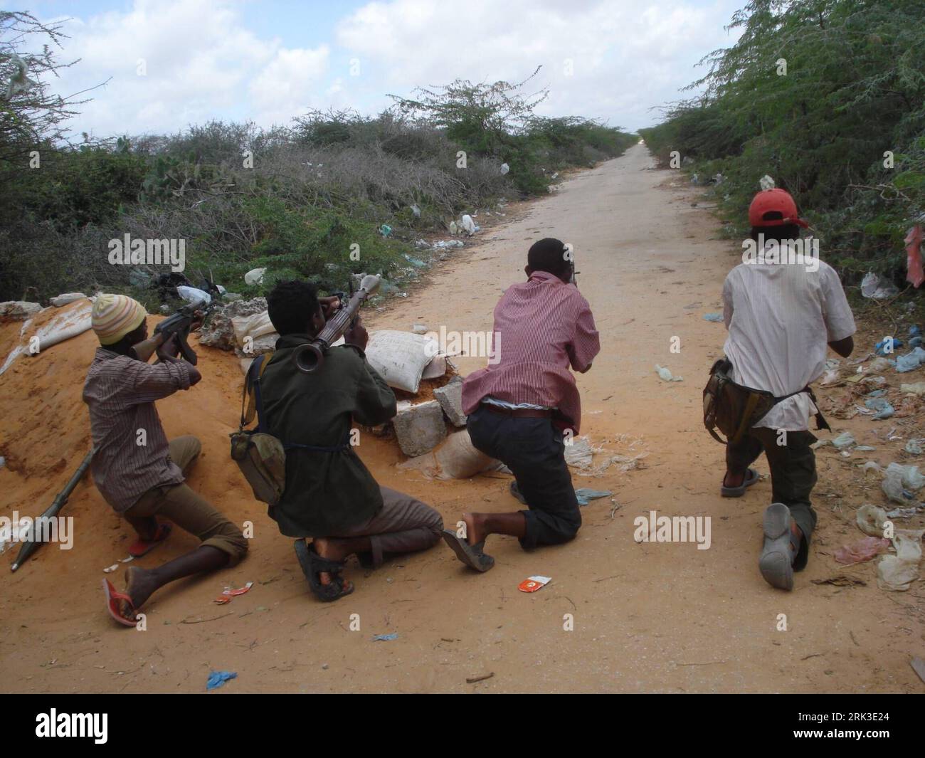 Bildnummer: 53467749 Datum: 30.09.2009 Copyright: imago/Xinhua MOGADISHU, (Xinhua) – somalische Regierungstruppen verstärken ihre Positionen in der Hauptstadt Mogadishu am 30. September 2009. Die beiden wichtigsten Oppositionsgruppen in Somalia, Hezbul Islam und Al-Shabaab, haben sich gegenseitig mit einem Krieg über die Kontrolle der strategischen Hafenstadt Kismayu, 500 km südlich von Mogadischu, bedroht. Die Spannungen zwischen den beiden Seiten sind seit der Ankunft einer schwer bewaffneten Miliz aus Hisbollah Islam in der Stadt Anfang letzter Woche, die von Oberbefehlshaber Scheich Mohamed Ahmed Islam Madoobe nach dem Al-Shabaab-Unikat geführt wurde, gestiegen Stockfoto