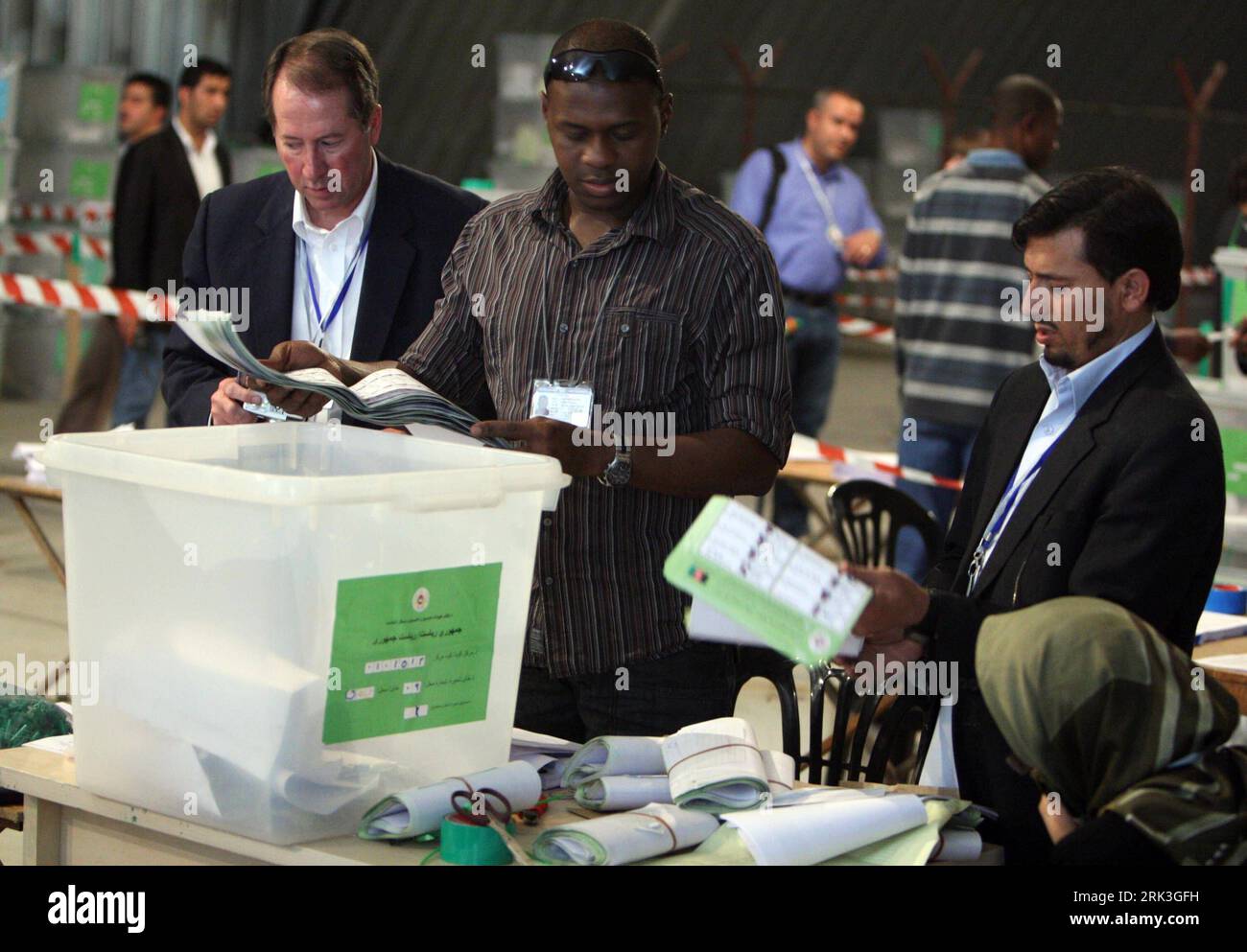 Bildnummer: 53510221 Datum: 05.10.2009 Copyright: imago/Xinhua (091005) -- KABUL, 5. Oktober 2009 (Xinhua) -- Wahlhelfer prüfen und zählen Stimmzettel in einem Lager in Kabul, Hauptstadt Afghanistans, 5. Oktober 2009. Das afghanische Wahlgremium begann am Montag mit der Aufzählung verdächtiger Wahlurnen, so eine gemeinsame Pressemitteilung der unabhängigen Wahlkommission (IEC) und der Wahlbeschwerdekommission (ECC). Die zweite Präsidentschaftswahl in Afghanistan, die am 20. August stattfand, wurde laut Präsidentschaftskandidaten von weit verbreitetem Betrug und Wahlfälschungen geprägt. (Xinhua/Zabi Tamanna) (zhs) (1)AFGHANISTAN-K Stockfoto