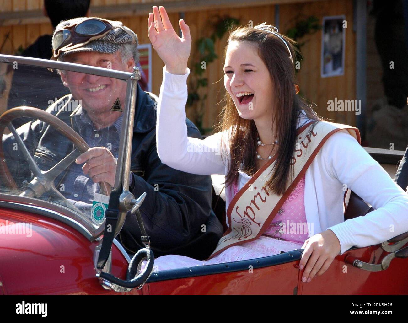 Bildnummer: 53515106 Datum: 03.10.2009 Copyright: imago/Xinhua (091004) -- GERAS, 4. Oktober 2009 (Xinhua) -- Prinzessin-Kartoffel-Wellen an Teilnehmer während des Kartoffelfestivals in Geras, Österreich, am 3. Oktober 2009. Das Kartoffelfest in Geras findet seit 1997 an jedem ersten Oktoberwochenende statt. In den letzten Jahren brachte es jedes Mal mindestens 13.000 Besucher in diese kleine Stadt mit nur 1.400 Einwohnern. (Xinhua/Liu Gang) (lyx) (3)AUSTRIA-GERAS-POTATO Festival PUBLICATIONxNOTxINxCHN Geras Österreich Kartoffelfestival Kartoffel kbdig xub 2009 quer o00 Kartoffelprinzessin Bildnummer Stockfoto