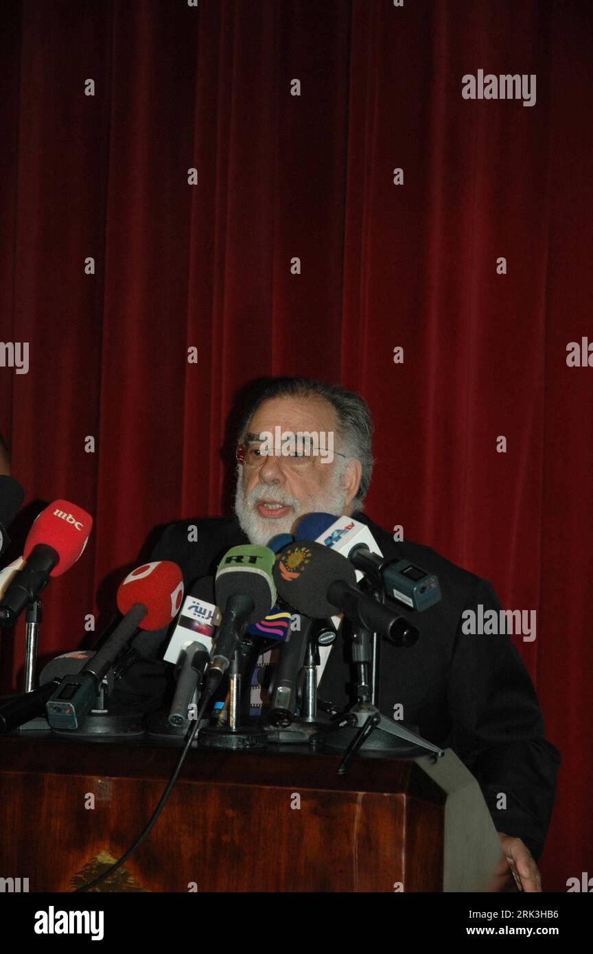 Bildnummer: 53516834 Datum: 07.10.2009 Copyright: imago/Xinhua (091008) -- BEIRUT, 8. Oktober 2009 (Xinhua) -- der amerikanische Regisseur Francis Ford Coppola spricht bei der Eröffnungszeremonie des Beirut International Film Festival (BIFF) in Beirut, der Hauptstadt des Libanon, am 7. Oktober 2009. Das BIFF wurde am Mittwoch eröffnet, um rund 40 internationale und arabische Filme und Dokumentarfilme in der einwöchigen Veranstaltung zu zeigen. (Xinhua/Ren Ke) (gj) (2)LIBANON-BEIRUT-INTERNATIONALES FILMFESTIVAL PUBLICATIONxNOTxINxCHN People Film premiumd kbdig xkg 2009 hoch Bildnummer 53516834 Datum 07 10 2009 Copyright Imago XINHUA Beirut OCT 8 Stockfoto