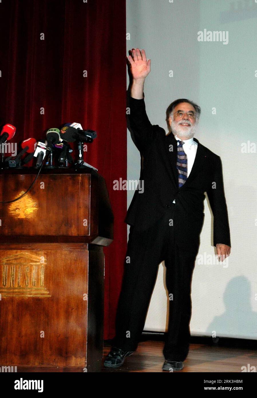 Bildnummer: 53516833 Datum: 07.10.2009 Copyright: imago/Xinhua (091008) -- BEIRUT, 8. Oktober 2009 (Xinhua) -- der amerikanische Regisseur Francis Ford Coppola weht bei der Eröffnungszeremonie des Beirut International Film Festival (BIFF) in Beirut, der Hauptstadt des Libanon, am 7. Oktober 2009 vor dem Publikum. Das BIFF wurde am Mittwoch eröffnet, um rund 40 internationale und arabische Filme und Dokumentarfilme in der einwöchigen Veranstaltung zu zeigen. (Xinhua/Ren Ke) (gj) (1)LIBANON-BEIRUT-INTERNATIONALES FILMFESTIVAL PUBLICATIONxNOTxINxCHN People Film premiumd kbdig xkg 2009 hoch o00 Freisteller Bildnummer 53516833 Datum 07 10 2009 Copyright Stockfoto
