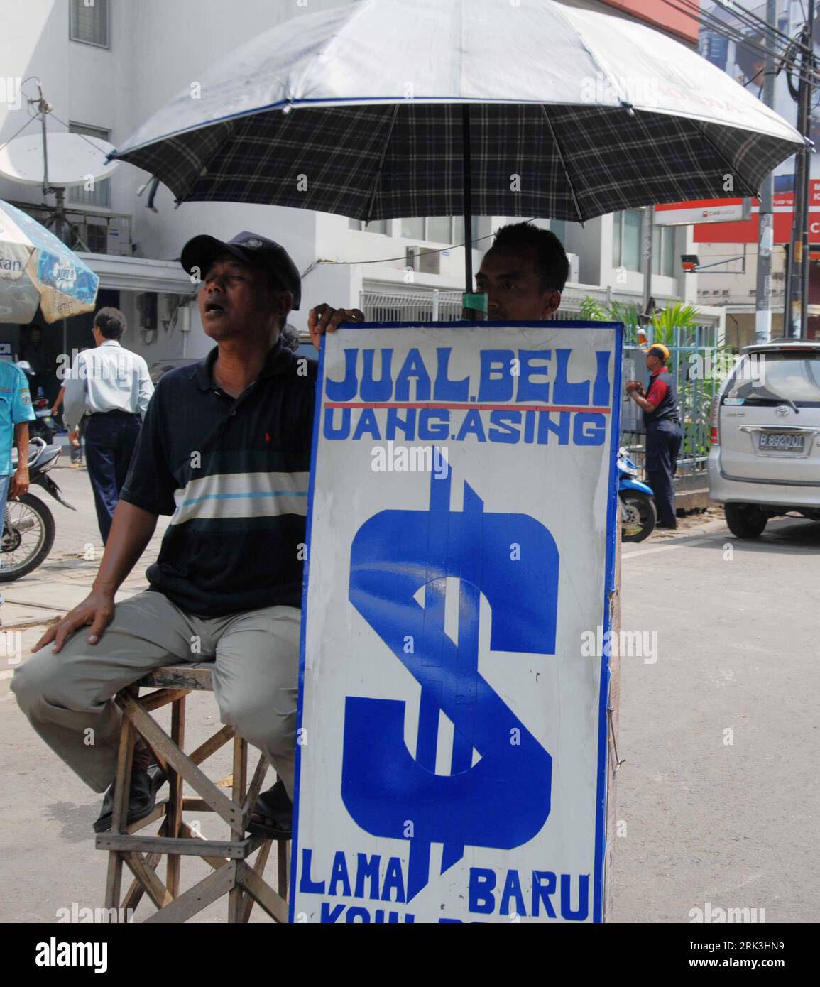 Bildnummer: 53518773 Datum: 08.10.2009 Copyright: imago/Xinhua (091008) -- JAKARTA, 8. Oktober 2009 (Xinhua) -- Ein Geldwechsler wartet auf Kunden auf einer Straße von Jakarta, Captial of Indonesia, 8. Oktober 2009. Die indonesische Rupiah ist seit dem 3. Oktober 2008 gegenüber dem US-Dollar um 15 Prozent gestiegen, als Folge der wirtschaftlichen Impulse der indonesischen Regierung und der Aussichten auf eine wirtschaftliche Erholung. (Xinhua/Yue Yuewei) (msq) (1)INDONESIEN-RUPIAH-US-DOLLAR-WECHSELKURSANSTIEG PUBLICATIONxNOTxINxCHN Wirtschaft Wechsel Devisen Straße Kbdig xdp 2009 Quadrat Bildnummer 53518773 Datum 08 10 2009 C Stockfoto
