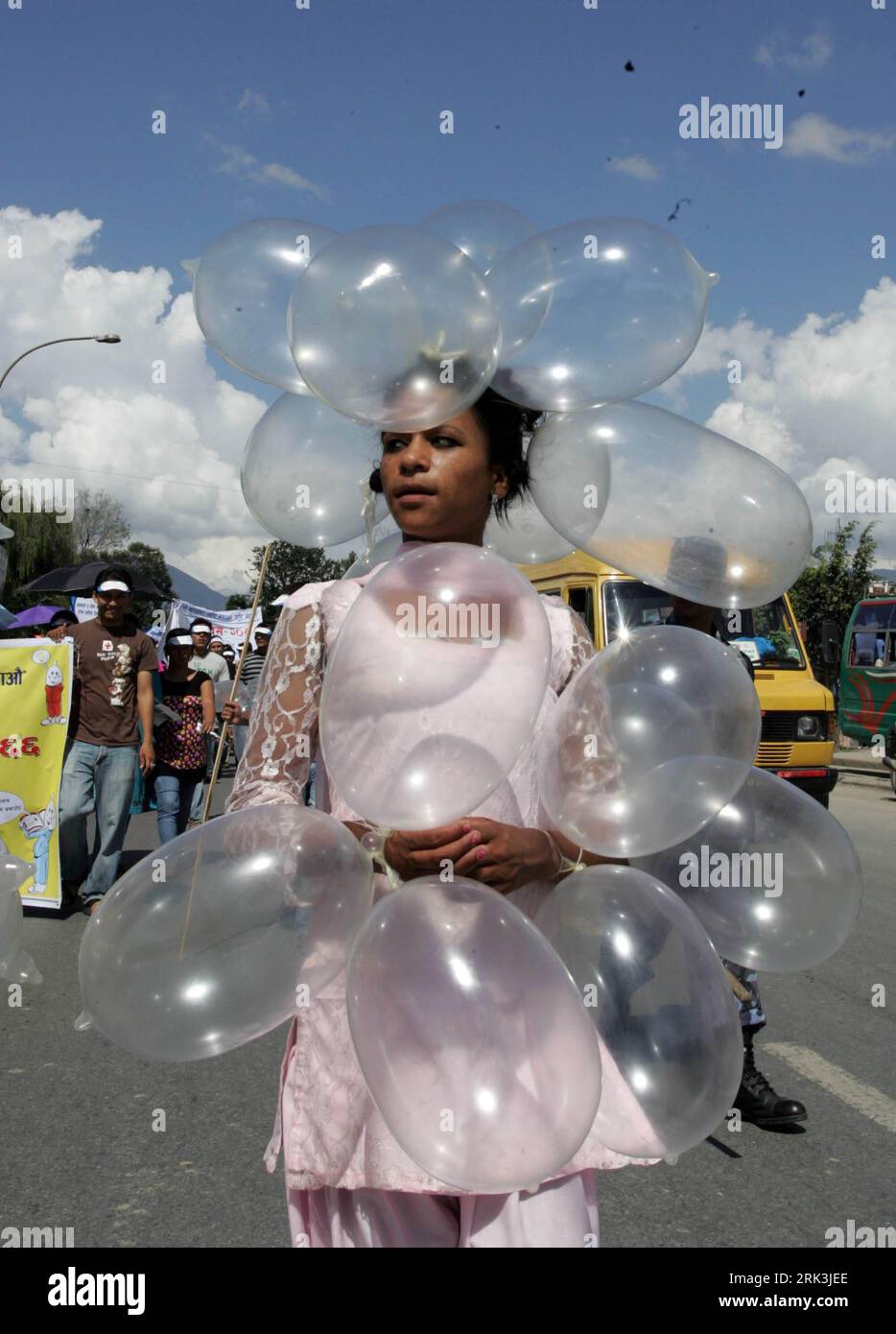 Bildnummer: 53522390 Datum: 10.10.2009 Copyright: imago/Xinhua (091010) -- KATHMANDU, 10. Oktober (Xinhua) -- Eine nepalesische Transgender-Aktivisten mit aufgeblähten Kondomen nehmen an einer Aids- und sexuell übertragbaren Krankheitskundgebung Teil, die anlässlich des 15. Nationalen Kondom-Tages in Kathmandu, Hauptstadt Nepals, 10. Oktober 2009 organisiert wurde. Hunderte von verschiedenen Sozial- und Gesundheitsorganisationen nahmen am Samstag an der Kundgebung in Kathmandu Teil. Mindestens 72.000 sind HIV-positiv in Nepal nach der jüngsten jährlichen AIDS-Schätzung der Vereinten Nationen, während die nepalesische Regierung sagt, dass nur 10.321 infiziert sind. (Xinhua/Bimal Stockfoto