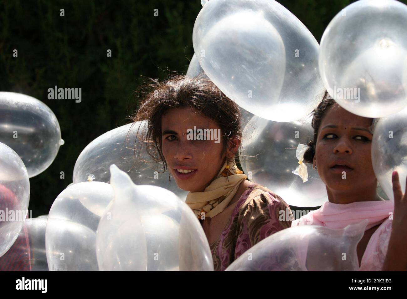 Bildnummer: 53522392 Datum: 10.10.2009 Copyright: imago/Xinhua (091010) -- KATHMANDU, 10. Oktober (Xinhua) -- nepalesische Transgender-Aktivisten mit aufgeblähten Kondomen nehmen an einer Aids- und sexuell übertragbaren Erkrankungskundgebung Teil, die anlässlich des 15. Nationalen Kondom-Tages in Kathmandu, Hauptstadt Nepals, 10. Oktober 2009 organisiert wurde. Hunderte von verschiedenen Sozial- und Gesundheitsorganisationen nahmen am Samstag an der Kundgebung in Kathmandu Teil. Mindestens 72.000 sind HIV-positiv in Nepal nach der jüngsten jährlichen AIDS-Schätzung der Vereinten Nationen, während die nepalesische Regierung sagt, dass nur 10.321 infiziert sind. (Xinhua/Bimal Ga Stockfoto