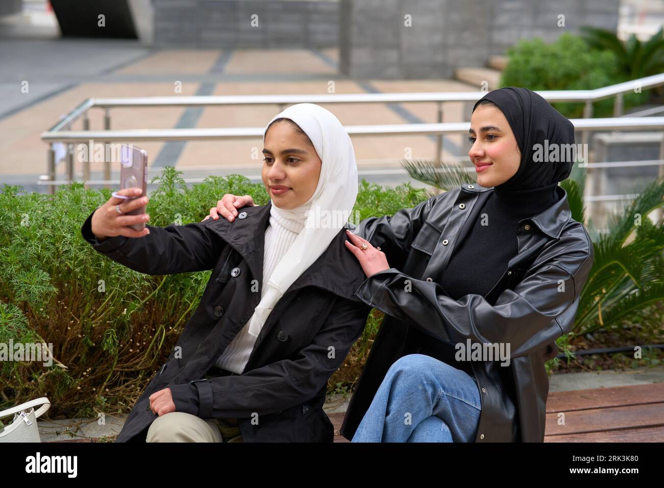 Junge muslimische Frauen mit Hijabs, die Selfie machen Stockfoto