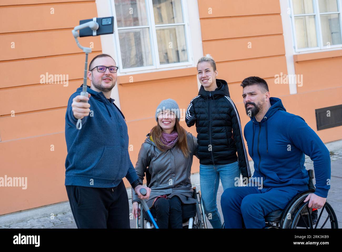 Vier Freunde mit Behinderungen machen Selfie Stockfoto