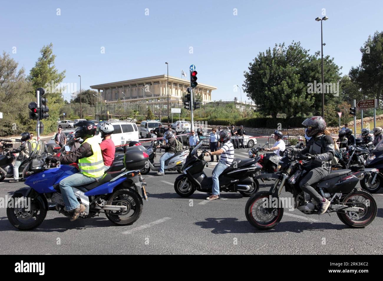Bildnummer: 53526331 Datum: 12.10.2009 Copyright: imago/Xinhua (091013) -- JERUSALEM, 13. Oktober (Xinhua) -- Hunderte von Motorrädern und Rollern fahren in der Nähe der Knesset (Parlament) von Israel und der Regierungsanlage, um gegen den erhöhten Preis der Pflichtversicherung für Zweiradfahrzeuge in Jerusalem am 12. Oktober 2009 zu protestieren. Die Motorradfahrer behaupteten, dass sie, indem sie keine Autos fahren, Staus, Parkstaus und Luftverschmutzung reduzieren. (Xinhua) (cy) (1)ISRAEL-MOTOCYCLES-DEMOSTRATION PUBLICATIONxNOTxINxCHN Demo Protest Motorrad Motorradfahrer Kbdig xdp 2009 quer Bildnummer 535263 Stockfoto