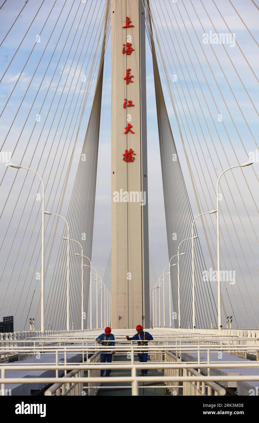 Bildnummer: 53531688 Datum: 14.10.2009 Copyright: imago/Xinhua (091014) -- SHANGHAI, Oct. 14, 2009 (Xinhua) -- Workers check the equipments on the Shanghai Yangtze River Bridge, in Shanghai, east China, Oct. 14, 2009. The construction of the Shanghai Yangtze River Tunnel (8.95km), the world largest cross-river project, will finished at the end of October, and is expected to open for traffic on Oct. 31. (Xinhua/Pei Xin) (zcc) (2)CHINA-SHANGHAI-YANGTZE TUNNEL(CN) PUBLICATIONxNOTxINxCHN China Brücke Gebäude kbdig xub 2009 hoch Bildnummer 53531688 Date 14 10 2009 Copyright Imago XINHUA Shang Stockfoto