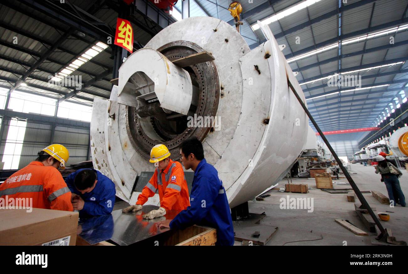 Bildnummer: 53533305 Datum: 15.10.2009 Copyright: imago/Xinhua (091015) -- CHONGQING, 15. Oktober 2009 (Xinhua) -- Techniker sind mit der Montage der Tunnelbohrmaschinen (TBM) in einem Unternehmenswerk im Yongchuan Fenghuang Lake Industrial Park in Chongqing, Südwestchina, 15. Oktober 2009 beschäftigt. Zwei TBM mit jeweils 195 Metern Länge und 6 Metern Durchmesser sollen in letzter Zeit zum Standort der untergebauten U-Bahn-Linie 6 transportiert werden. (Xinhua/Chen Shichuan) (wyo) (2)CHINA-CHONGQING-SUBWAY CONSTRUCTION-TBM (CN) PUBLICATIONxNOTxINxCHN Wirtschaft kbdig xmk 2009 quer o0 Maschinenbau, Bo Stockfoto