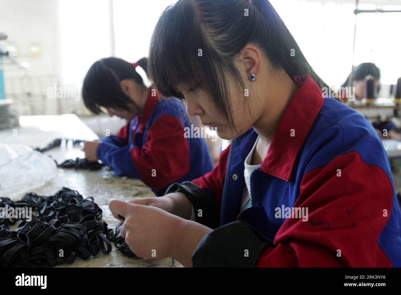 Bildnummer: 53541085 Datum: 17.10.2009 Copyright: imago/Xinhua-Arbeiter stellen in einer Ledertaschenwerkstatt in Baigou, nordchinesische Provinz Hebei, am 17. Oktober 2009 Accessoires für Ledertaschen her. Baigou verliert seinen schlechten Ruf als Stadt der gefälschten Taschen, indem es lokal entworfene Taschen und Koffer mit lokalen Marken fördert. Es gibt über 1400 lokale Marken in Baigou. (Xinhua/Zhai Xi) (2)CHINA-HEBEI-BAIGOU-BAGS (CN) PUBLICATIONxNOTxINxCHN Wirtschaft kbdig xmk 2009 quer o0 Textilindustrie Bildnummer 53541085 Datum 17 10 2009 Copyright Imago XINHUA Workers Make Accessories for Leat Stockfoto