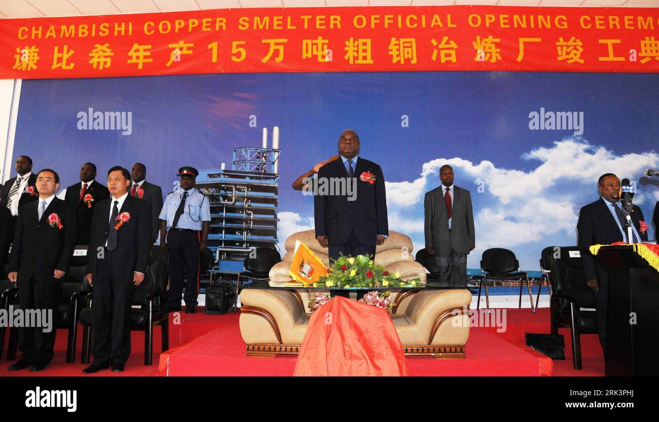 Bildnummer: 53543896 Datum: 19.10.2009 Copyright: imago/Xinhua (091020) -- CHAMBISHI(SAMBIA), 20. Oktober 2009 (Xinhua) -- der sambische Präsident Rupiah Banda (C) nimmt an der Eröffnungszeremonie der in China investierten Kupferschmelze Chambishi in Kitwe, der Hauptstadt der zentralsambischen Kupfergürtelprovinz, am 19. Oktober 2009 Teil. Die Chambeshi Copper Smelter, die 150.000 metrische Tonne Kupfer pro Jahr verarbeiten kann, hat mehr als 600 Arbeitsplätze für die Bevölkerung geschaffen. China Non ferrous Metal Mining Group Limited hält 60 Prozent seines Anteils, während Sambias größtes Industrieunternehmen ZESCO Limited 40 Prozent hat Stockfoto