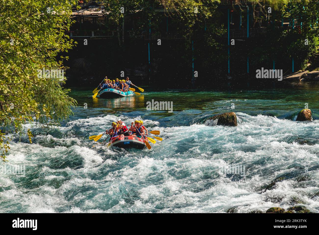 Antalya, Türkei - 10. August 2023: Rafting auf einem großen Rafting-Boot auf dem Fluss im Antalya Koprulu Canyon. Stockfoto
