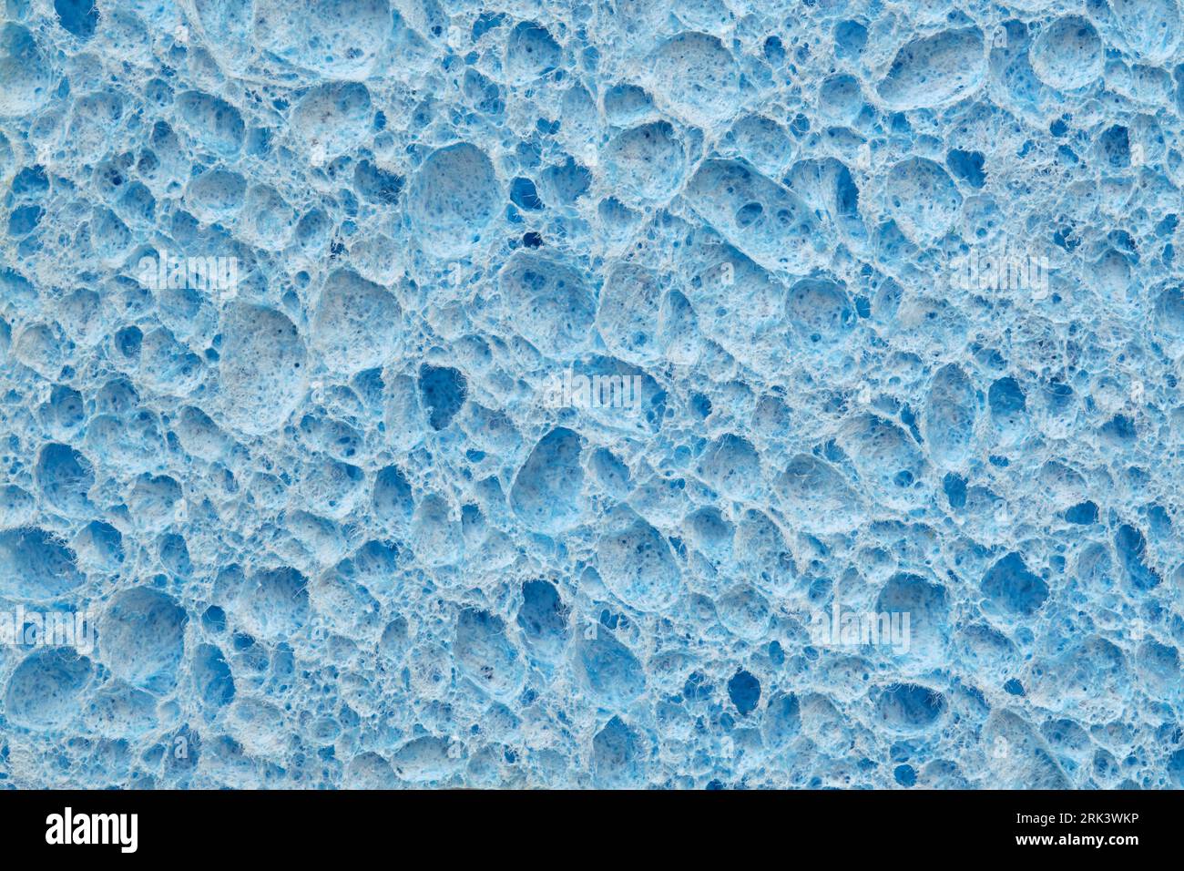Hintergrund mit blauer Schwammstruktur für Design. Draufsicht auf Poren und Schwammgewebe. Stockfoto