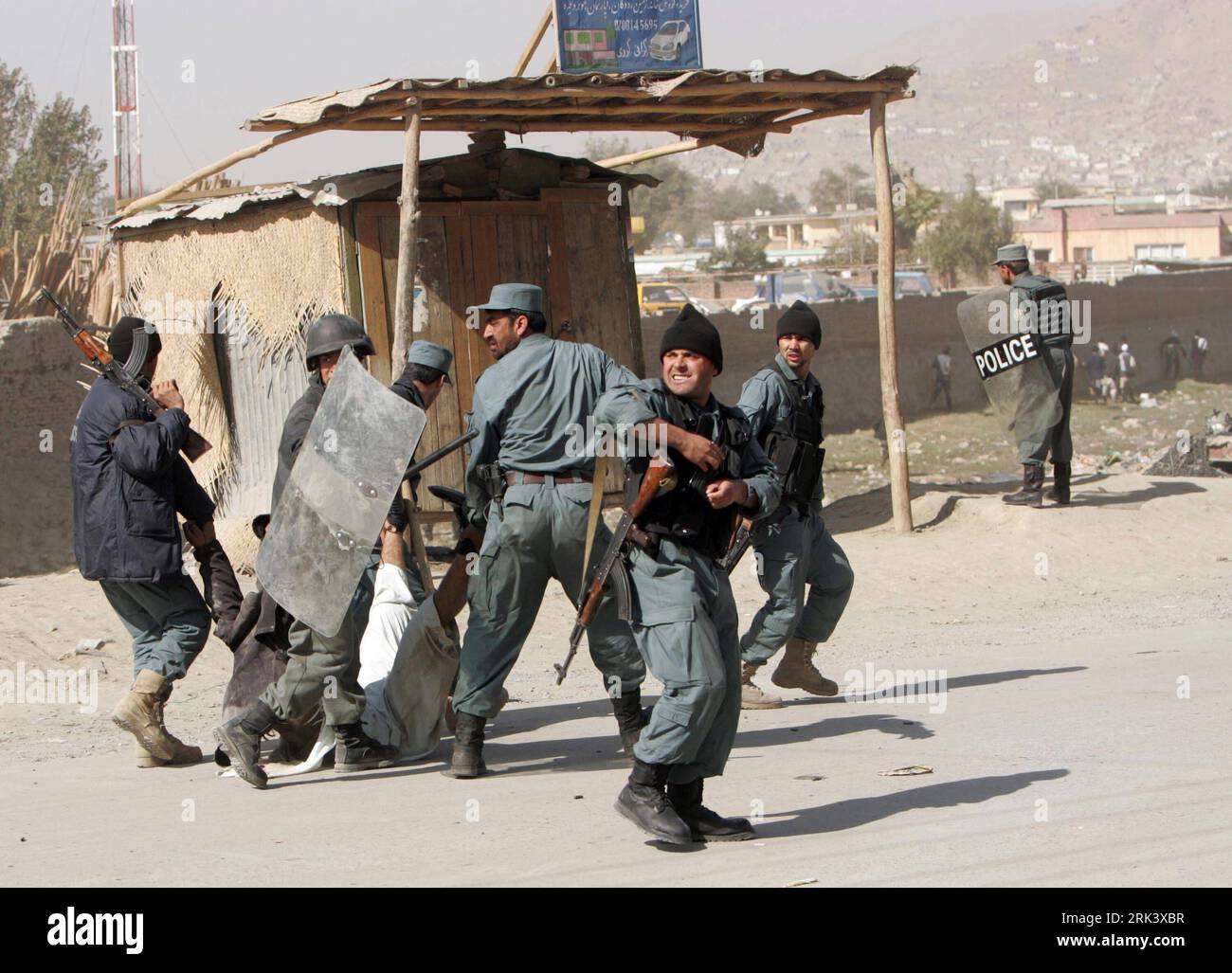 Bildnummer: 53554435 Datum: 26.10.2009 Copyright: imago/Xinhua (091026) -- KABUL, 26. Oktober 2009 (Xinhua) -- afghanische Polizisten ziehen einen verhafteten Demonstranten während einer Anti-US-Demonstration in Kabul, der Hauptstadt Afghanistans, am 26. Oktober 2009 weg. Gegen die USA gerichtete Demonstrationen von Studenten in der afghanischen Hauptstadt wegen angeblicher Schändung des heiligen Quran durch US-Soldaten lösten am zweiten Tag am Montag einen Zusammenstoß mit der Polizei aus, bei dem 12 Polizisten verletzt und Dutzende Demonstranten verhaftet wurden. (Xinhua/Zabi Tamanna) (msq) (9)AFGHANISTAN-KABUL-U.S.-DEMONSTRATION PUBLICATIONxNOTxINxCHN Politik Demo Protest ANT Stockfoto