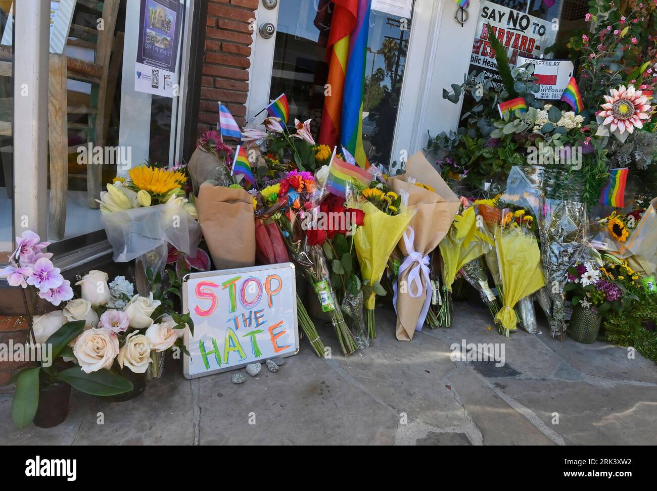 Eine provisorische Gedenkstätte für Laura Ann Carleton wird am Mittwoch, den 23. August 2023, vor ihrem Geschäft in Studio City, Kalifornien, gesehen. Carleton, eine verheiratete Mutter von 9 Kindern, wurde am vergangenen Freitag von Travis Ikeguchi erschossen, nachdem er in einem hitzigen Streit um eine Regenbogenfahne von ihrem mag.Pi-Laden in Cedar Glen, Kalifornien, homophobe Bemerkungen gemacht hatte. In einem Bericht wurden mehr als 350 Anti-LGBTQ-Vorfälle in 46 bundesstaaten und im District of Columbia festgestellt, da landesweit mehr Anti-LGBTQ-Gesetze verabschiedet werden. Foto von Jim Ruymen/UPI. Stockfoto