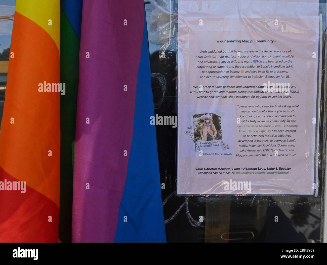 Eine provisorische Gedenkstätte für Laura Ann Carleton wird am Mittwoch, den 23. August 2023, vor ihrem Geschäft in Studio City, Kalifornien, gesehen. Carleton, eine verheiratete Mutter von 9 Kindern, wurde am vergangenen Freitag von Travis Ikeguchi erschossen, nachdem er in einem hitzigen Streit um eine Regenbogenfahne von ihrem mag.Pi-Laden in Cedar Glen, Kalifornien, homophobe Bemerkungen gemacht hatte. In einem Bericht wurden mehr als 350 Anti-LGBTQ-Vorfälle in 46 bundesstaaten und im District of Columbia festgestellt, da landesweit mehr Anti-LGBTQ-Gesetze verabschiedet werden. Foto von Jim Ruymen/UPI. Stockfoto