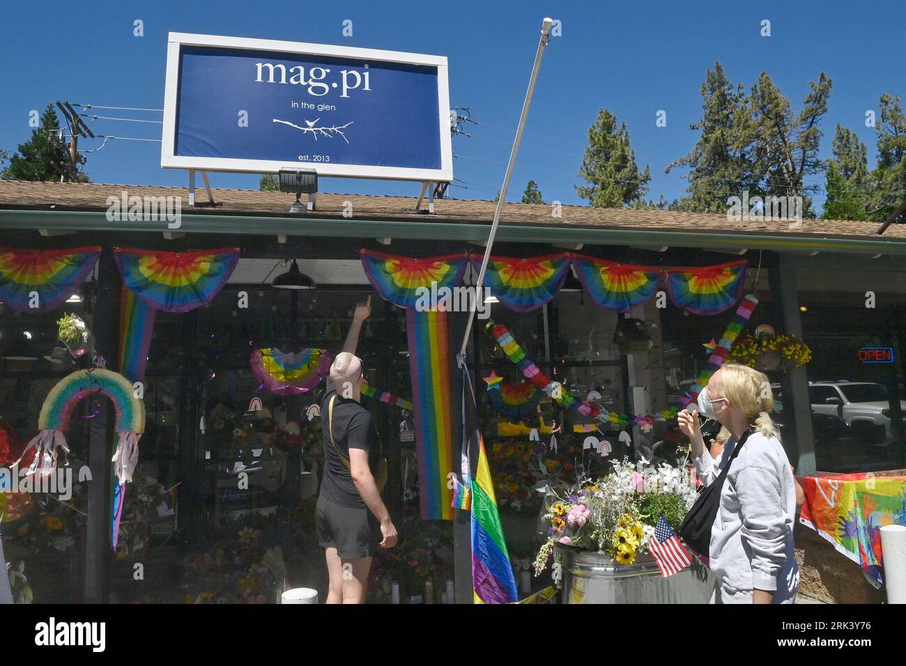 Die Anwohner zollen Laura Ann Carleton am Mittwoch, den 23. August 2023, vor ihrem Geschäft in Lake Arrowhead eine notdürftige Gedenkstätte. Carleton, eine verheiratete Mutter von 9 Kindern, wurde am vergangenen Freitag von Travis Ikeguchi erschossen, nachdem er in einem hitzigen Streit um eine Regenbogenfahne von ihrem mag.Pi-Laden in Cedar Glen, Kalifornien, homophobe Bemerkungen gemacht hatte. In einem Bericht wurden mehr als 350 Anti-LGBTQ-Vorfälle in 46 bundesstaaten und im District of Columbia festgestellt, da landesweit mehr Anti-LGBTQ-Gesetze verabschiedet werden. Foto von Jim Ruymen/UPI. Stockfoto