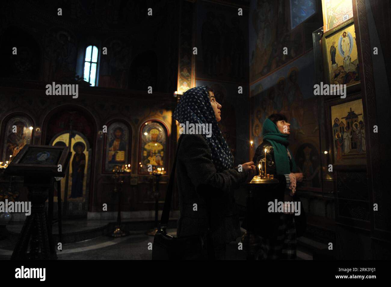 Bildnummer: 53559854 Datum: 27.10.2009 Copyright: imago/Xinhua Lehrer und Studenten beten in der Kirche der Ilia Chavchavadze State University während des 172. Geburtstags von Ilia Chavchavadze, einer bedeutenden georgischen Schriftstellerin und öffentlichen Persönlichkeit, in Tiflis, Hauptstadt Georgiens, am 27. Oktober 2009. Ilia Chavchavadze, eine der Gründerinnen der neuen georgischen Literatursprache, Schriftstellerin, Übersetzerin und Publizistin, die nicht nur in der georgischen Literatur, sondern auch im Aufstieg der nationalen Mentalität und Konsolidierung der Georgier eine wichtige Rolle spielte, wurde als Pater Patriae (Vater des Vaterlandes) verehrt. Stockfoto