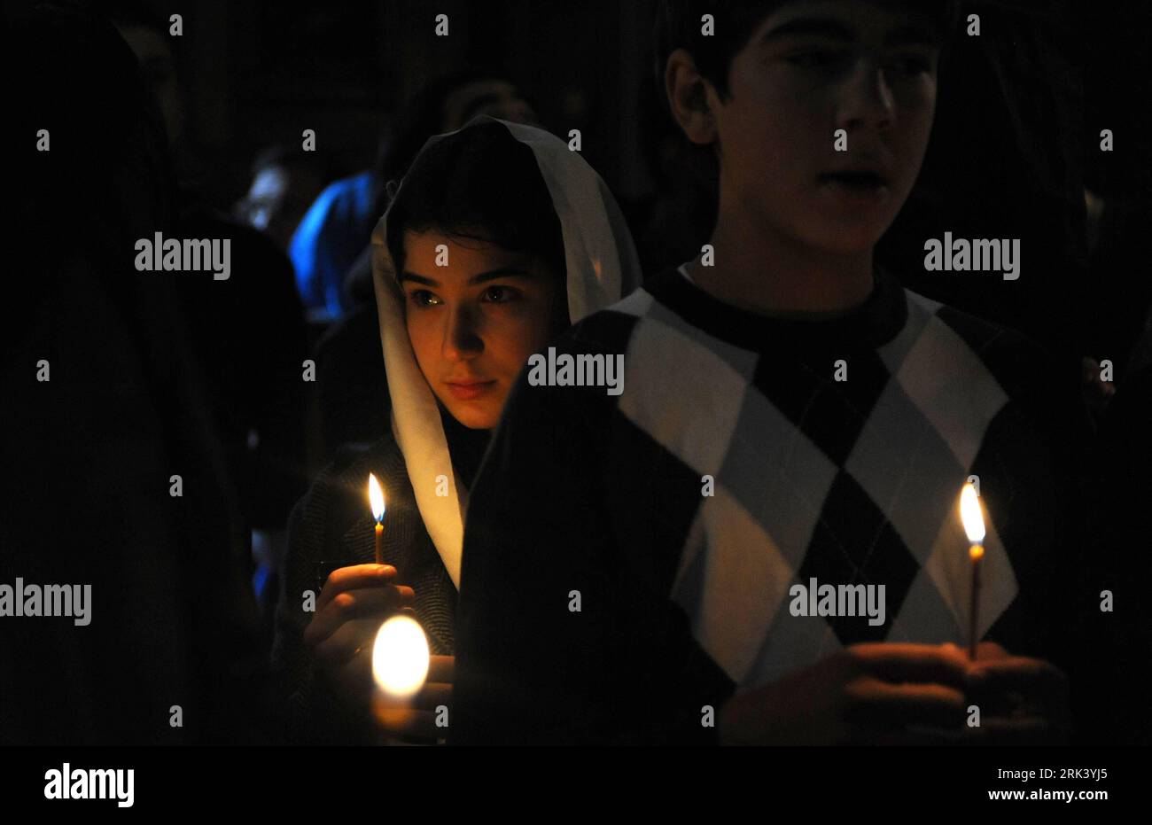 Bildnummer: 53559855 Datum: 27.10.2009 Copyright: imago/Xinhua Lehrer und Studenten beten in der Kirche der Ilia Chavchavadze State University während des 172. Geburtstags von Ilia Chavchavadze, einer bedeutenden georgischen Schriftstellerin und öffentlichen Persönlichkeit, in Tiflis, Hauptstadt Georgiens, am 27. Oktober 2009. Ilia Chavchavadze, eine der Gründerinnen der neuen georgischen Literatursprache, Schriftstellerin, Übersetzerin und Publizistin, die nicht nur in der georgischen Literatur, sondern auch im Aufstieg der nationalen Mentalität und Konsolidierung der Georgier eine wichtige Rolle spielte, wurde als Pater Patriae (Vater des Vaterlandes) verehrt. Stockfoto