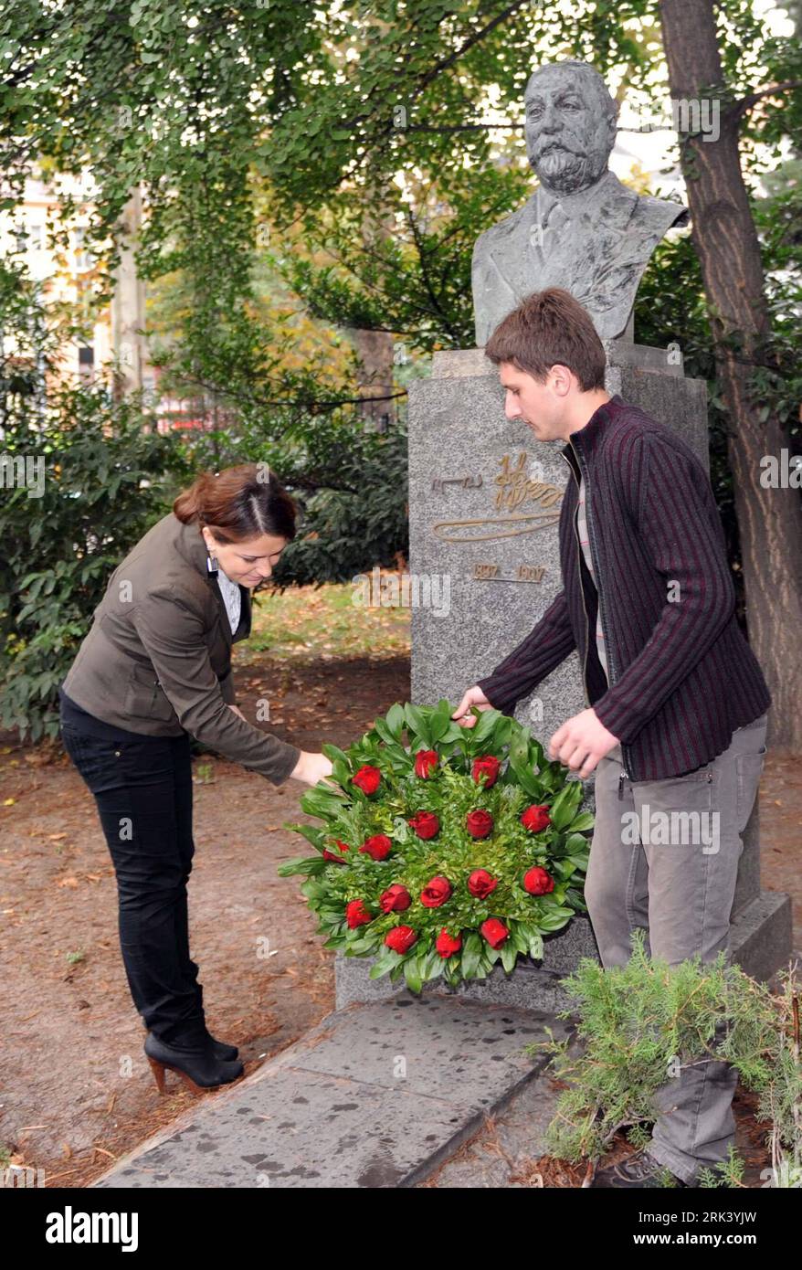 Bildnummer: 53559852 Datum: 27.10.2009 Copyright: imago/Xinhua Studenten der Ilia Chavchavadze State University legten am 172 27. Oktober 2009 in Tiflis, der Hauptstadt Georgiens, einen Kranz an das Statut von Ilia Chavchavadze. Ilia Chavchavadze, eine der Gründerinnen der neuen georgischen Literatursprache, Schriftstellerin, Übersetzerin und Publizistin, wer nicht nur in der georgischen Literatur eine wichtige Rolle spielte, sondern auch im Aufstieg der nationalen Mentalität und Konsolidierung der Georgier, wurde als Pater Patriae (Vater des Vaterlandes) von Georgien verehrt. (Xinhua/Liu Lihang) (wjd) (2)GEORGIEN-T Stockfoto