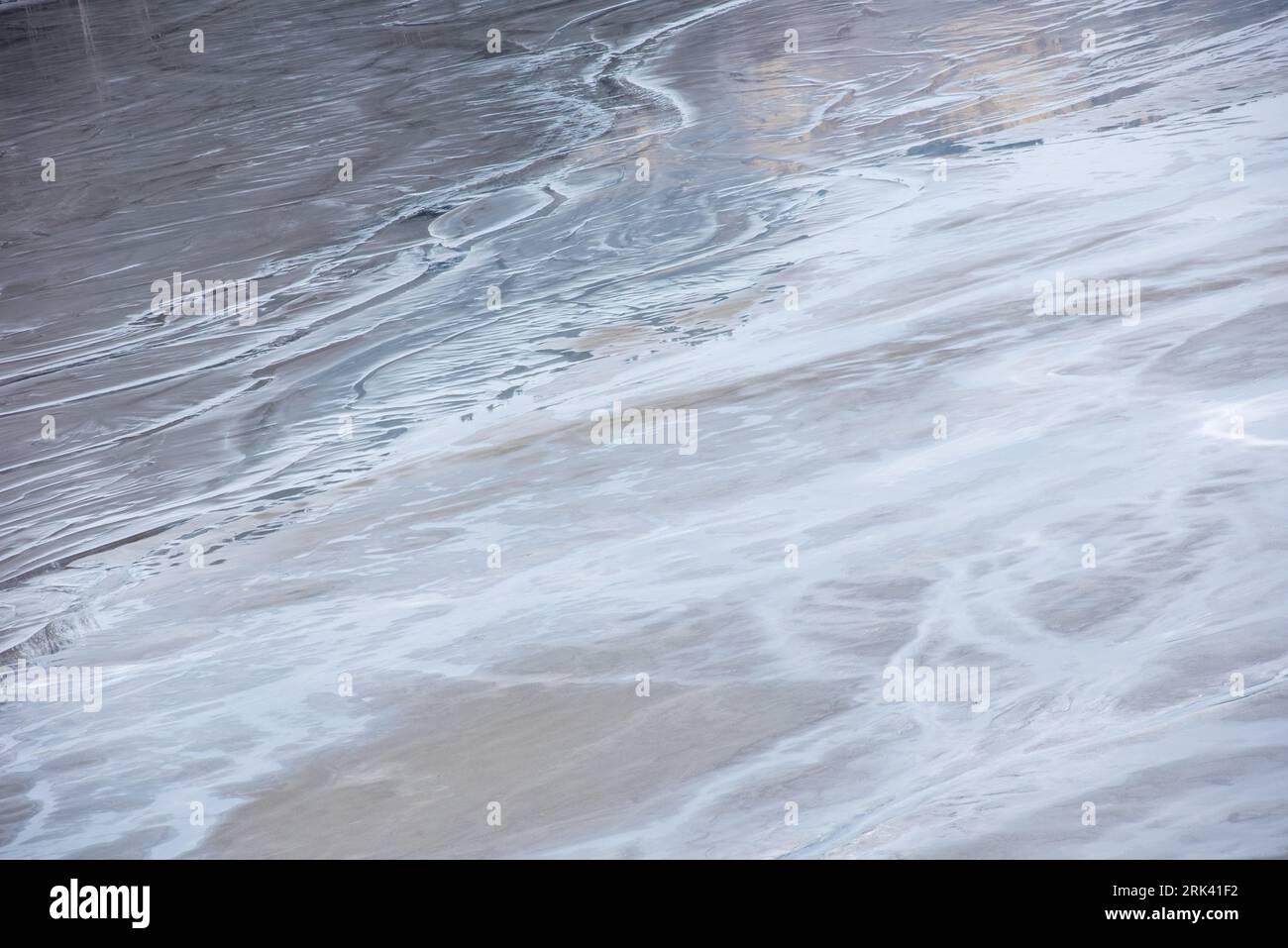 Schlammiges Wasser in einem Dekanationsteich. Giftige Rückstände aus einer Kupfermine, die in einem Siedlungsbecken abfalle. Geologische industrielle Bergbaulandschaft. Geamana Stockfoto