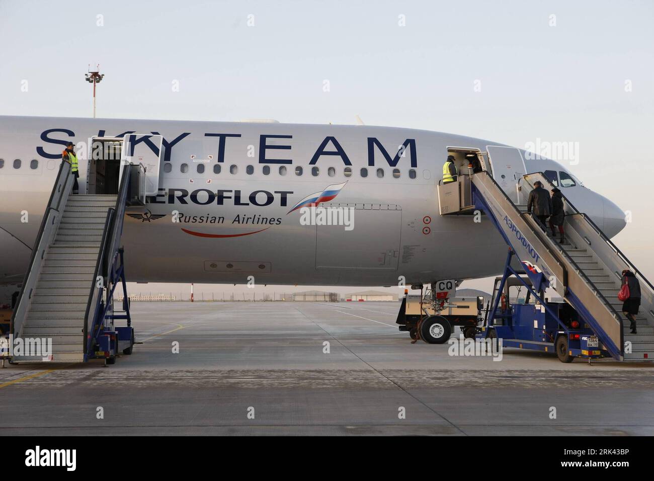 Bildnummer: 53581970 Datum: 05.11.2009 Copyright: imago/Xinhua (091106) -- MOSKAU, 6. November 2009 (Xinhua) -- ein Airbus A330-300 mit dem Sky Team Logo wird am 5. November 2009 in Moskau, Russland, gesehen. Als Mitglied der großen Airline Alliance Sky Team hat Aeroflot-Russian Airlanes am Donnerstag sein erstes Flugzeug mit Sky Team Logo veröffentlicht. (Xinhua/Lu Jinbo) (lmz) (1)RUSSLAND-MOSKAU-SKY TEAM PUBLICATIONxNOTxINxCHN Wirtschaft Verkehr Sky kbdig xkg 2009 quer o0 Transport, Logistik, Luftfahrt, Flugzeug, Passagiermaschine o00 Objekte Bildnummer 53581970 Datum 05 11 2009 Copyright Imago XINHU Stockfoto