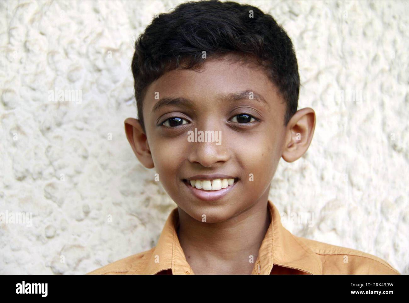 Bildnummer: 53584895 Datum: 30.10.2009 Copyright: imago/Xinhua (091107) -- COLOMBO, 7. November 2009 (Xinhua) -- Foto aufgenommen am 30. Oktober 2009 in Colombo, Sri Lanka zeigt Dasith Tilakaratna, einen elfjährigen Jungen, der in St. Thomas Preparatory School in Colombo. Sein Vater ist Marketingmanager und seine Mutter Universitätslehrerin. Tilakaratna begann vor einem Jahr mit der Kamera seiner Mutter Fotografie zu lernen. Reading ist sein Favorit und Opa, der einst Gouverneur der Provinz war, ist sein Idol. Tilakaratna träumte davon, in Zukunft Pilot zu werden. (Xinhua/Liu Yongqiu) (yy) (UNIVERSELLE KINDER S D Stockfoto
