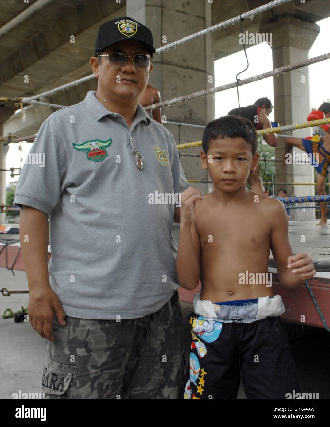 Bildnummer: 53585697 Datum: 20.10.2009 Copyright: imago/Xinhua (091108) -- BANGKOK, 8. November 2009 (Xinhua) -- Chatploy S. Boonsawat posiert mit seinem Vater in Bangkok, Hauptstadt von Thailand, 20. Oktober 2009. Ich möchte ein nationaler Champion des Muay Thai (traditionelles Thai-Boxen) sein! Chatploy S. Boonsawat sagte es der Reporterin. Wenn er nicht gesehen wird, ist es schwierig, den 12-jährigen Jungen mit dunkler Haut und rundem Körper mit den vier Meistergürteln und dem Rekord von 74 Siegen in 80 Spielen zu verbinden. Hinter diesen Glorien, Schweiß, Tränen und sogar Blutfluss steckt Chatploy in seiner sechsjährigen Muay Thai-Karriere. Unter einer Autobahn in Bangkok, Th Stockfoto