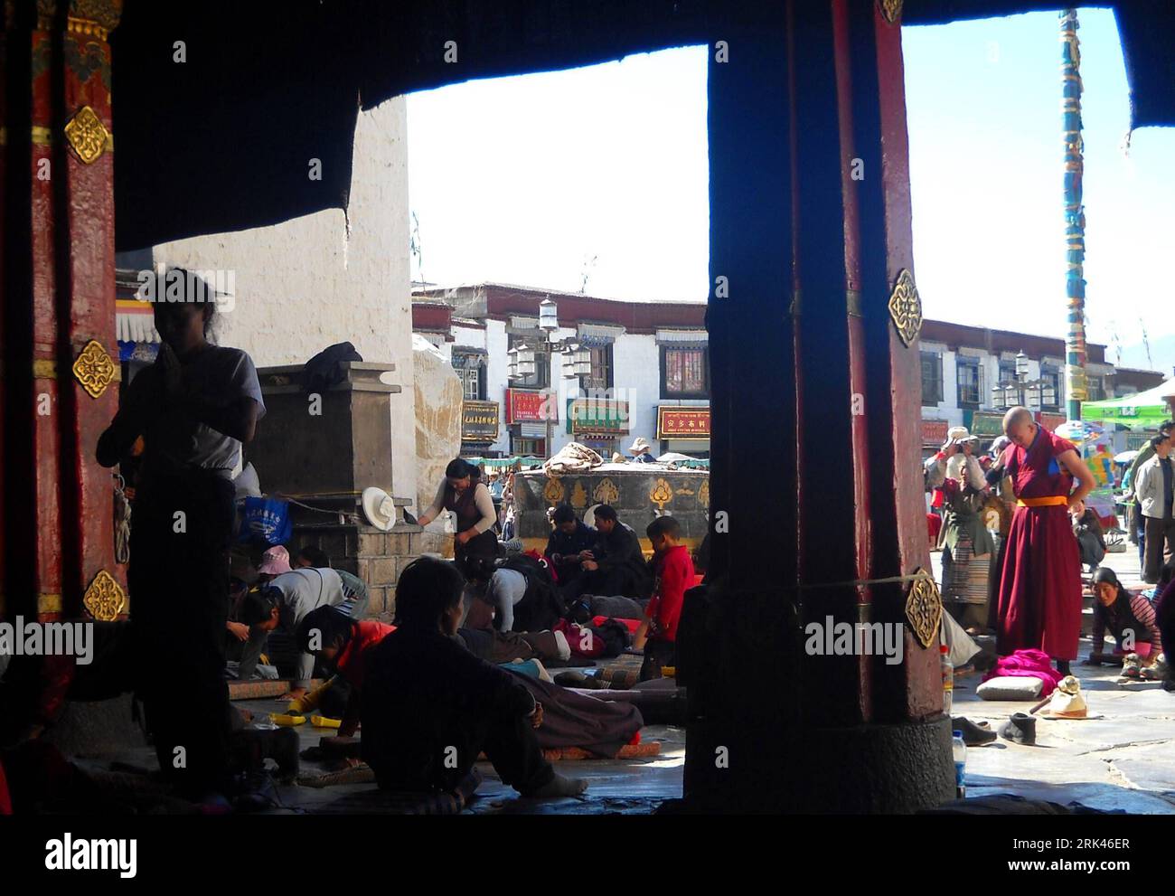 Bildnummer: 53594598 Datum: 29.10.2009 Copyright: imago/Xinhua das Foto, das am 29. Oktober 2009 von Qomo Yuni aufgenommen wurde, zeigt buddhistische Schüler, die vor dem Jokhang-Tempel in Lhasa, der Hauptstadt der autonomen Region Tibet im Südwesten Chinas, kowschleppten. Der elfjährige Qomo Yuni, ein Schüler der fünften Klasse in der Ersten Grundschule von Lhasa, ist leidenschaftlich für das Leben und interessiert sich für viele Dinge. Neben Singen, Tanzen und Malen liebt sie auch Fotografie. Sie machte Fotos von den wunderschönen Landschaften im Potala Palace, Jokhang Temple und Dragon King Pool Park, um die gewaltigen Veränderungen in Tibet darzustellen Stockfoto