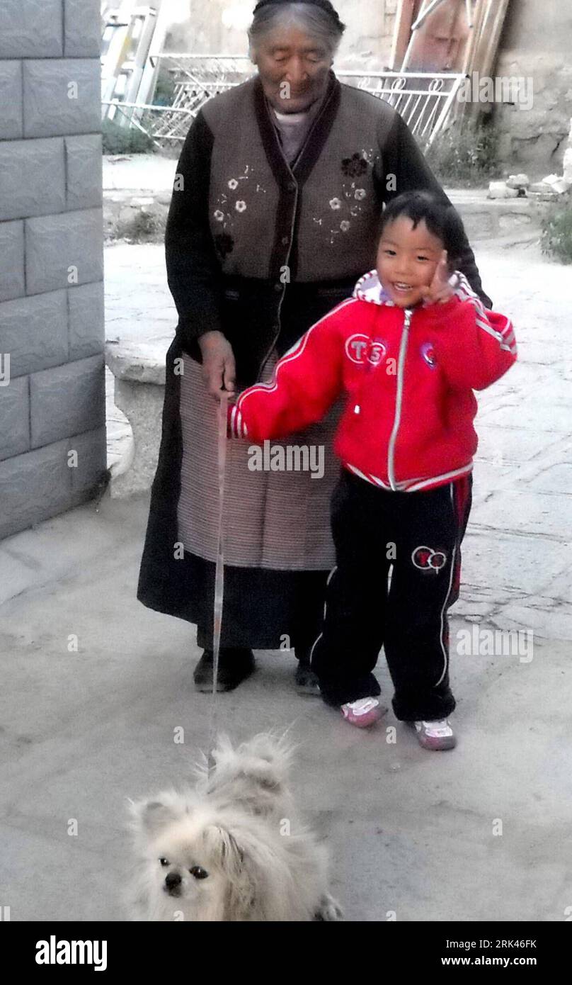 Bildnummer: 53594594 Datum: 29.10.2009 Copyright: imago/Xinhua das Foto, das am 29. Oktober 2009 von Qomo Yuni aufgenommen wurde, zeigt ihre Schwester auf einem Spaziergang mit ihrer Großmutter in Lhasa, der Hauptstadt der autonomen Region Tibet im Südwesten Chinas. Der elfjährige Qomo Yuni, ein Schüler der fünften Klasse in der Ersten Grundschule von Lhasa, ist leidenschaftlich für das Leben und interessiert sich für viele Dinge. Neben Singen, Tanzen und Malen liebt sie auch Fotografie. Sie machte Fotos von den wunderschönen Landschaften im Potala Palace, Jokhang Temple und Dragon King Pool Park, um die gewaltigen Veränderungen in Tibet in den letzten Jahren darzustellen Stockfoto