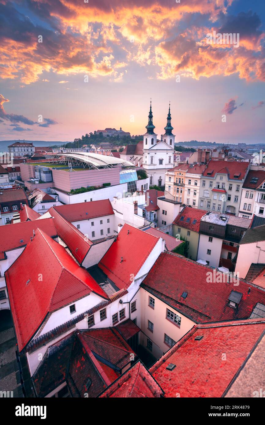 Brünn, Tschechische Republik. Luftbild von Brünn, der zweitgrößten Stadt in Tschechien bei Sonnenuntergang. Stockfoto