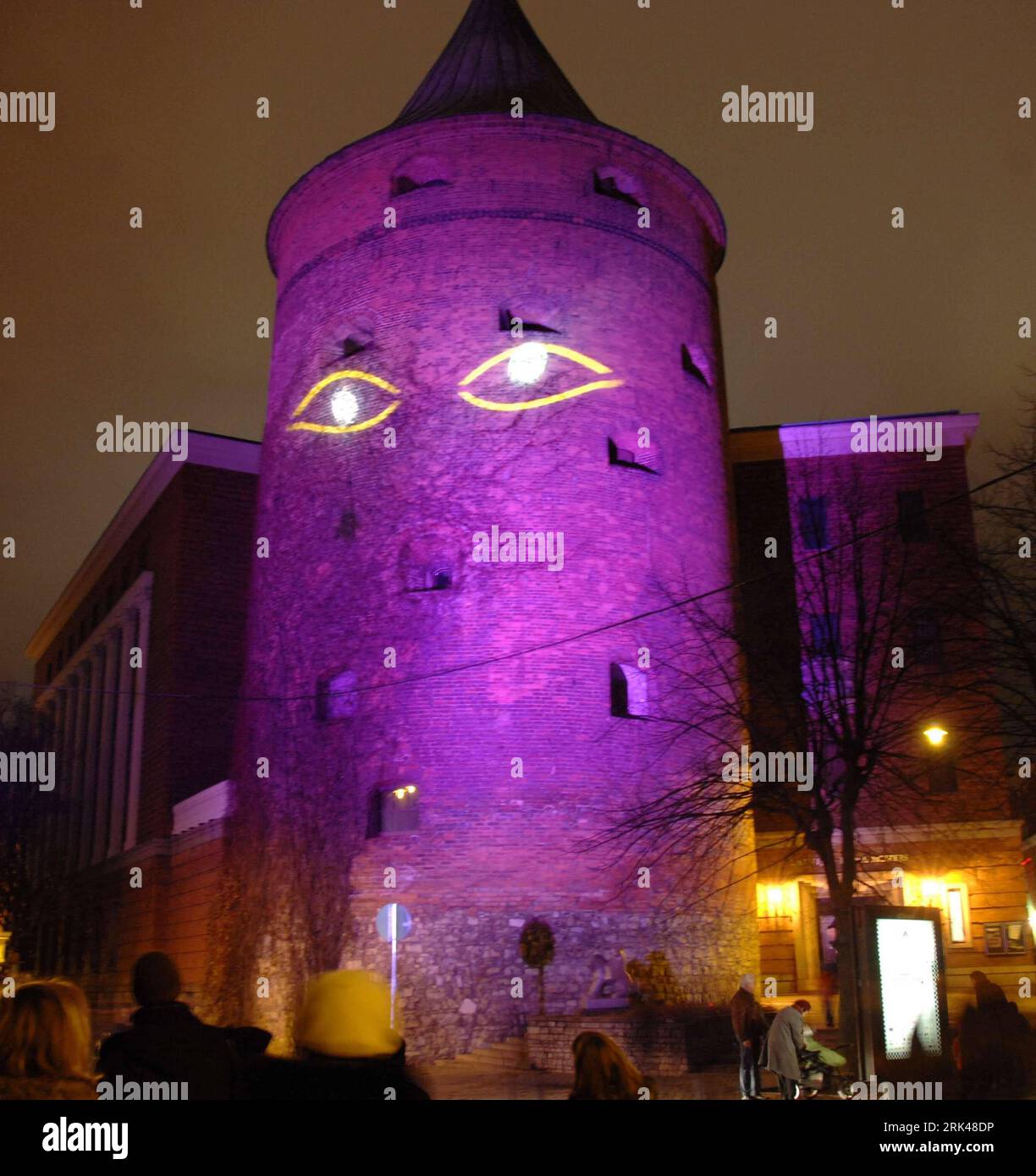 Bildnummer: 53599520 Datum: 14.11.2009 Copyright: imago/Xinhua (091115) -- RIGA, 15. November 2009 (Xinhua) -- Pass by Tower Pulvertornis, der in Riga, Lettland, am 14. November 2009 beleuchtet wird. Riga begann das zweite Lichtkunstfestival anlässlich des 91. Jahrestages der Unabhängigkeit des Landes auf Satureday. Lettland erklärte am 18. November 1918 nach dem Ende des Ersten Weltkriegs die Unabhängigkeit (Xinhua/Yang Dehong) (hdt) (2)LETTLAND-UNABHÄNGIGKEITS-JUBILÄUM PUBLICATIONxNOTxINxCHN Politik Jahrestag Unabhängigkeit Lettland kbdig xcb 2009 Quadrat Uraufführung o0 Beleuchtung, Illumination, Turm, Augen Bildnummer 5359 Stockfoto