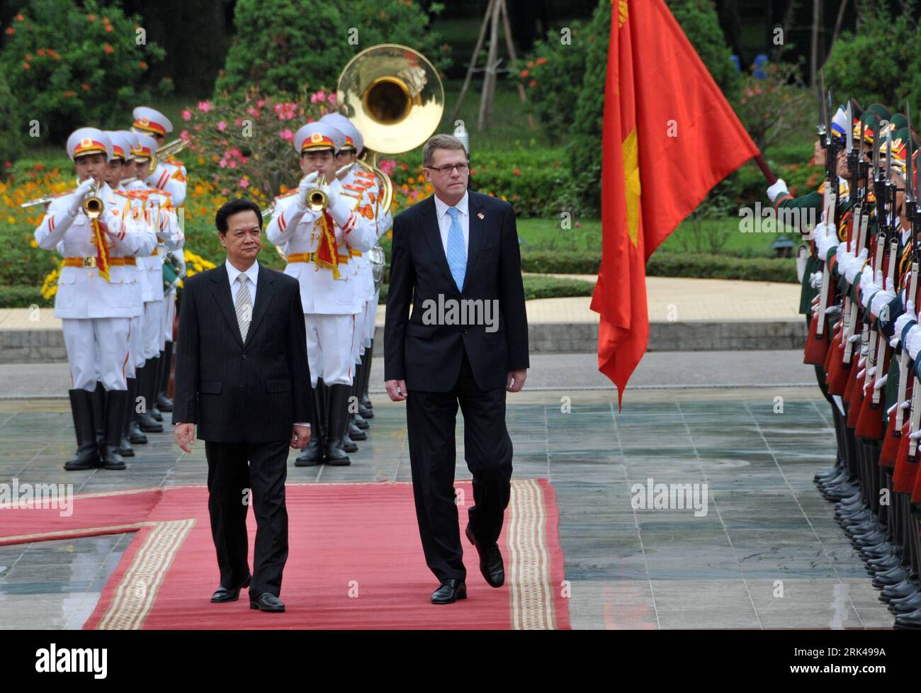Bildnummer: 53601429 Datum: 16.11.2009 Copyright: imago/Xinhua (091116) -- HANOI, 16. November 2009 (Xinhua) -- der finnische Premierminister Matti Vanhanen(R) berichtet vom Ehrenwächter begleitet von seinem vietnamesischen Amtskollegen Nguyen Tan Dung in Hanoi, Hauptstadt Vietnams, 16. November 2009. Vanhanen ist vom 15. Bis 17. November auf einem dreitägigen offiziellen Besuch in Vietnam. (Xinhua/Li Qing) (yy) (3)VIETNAM-FINNLAND-DIPLOMATIE PUBLICATIONxNOTxINxCHN People Politik kbdig xsk 2009 quer Bildnummer 53601429 Datum 16 11 2009 Copyright Imago XINHUA Hanoi 16. November 2009 XINHUA Besuch des finnischen Premierministers Matti Van Stockfoto