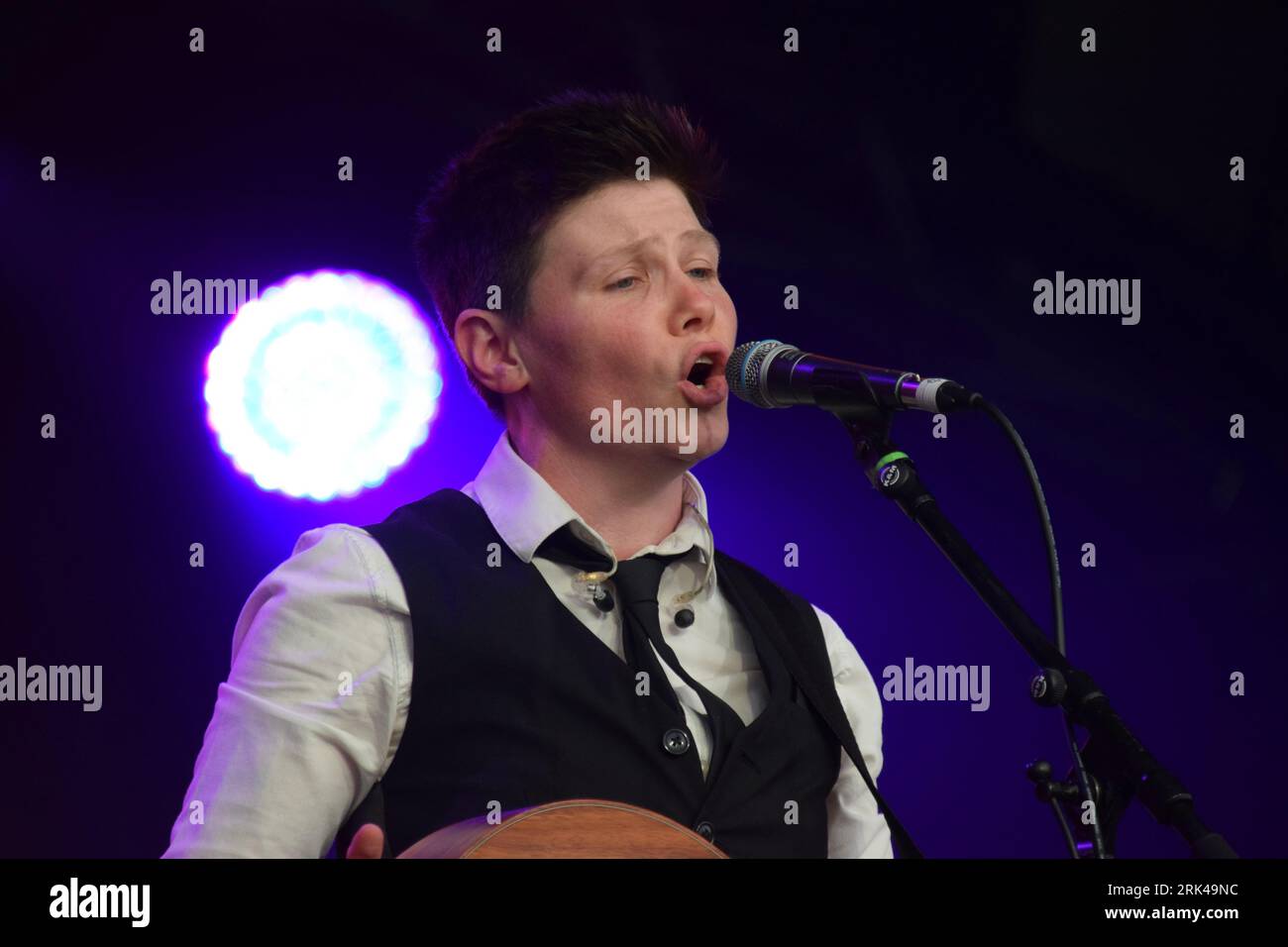 Grace Petrie live auf der Bühne beim Cambridge Folk Festival am 29. Juli 2023. Stockfoto