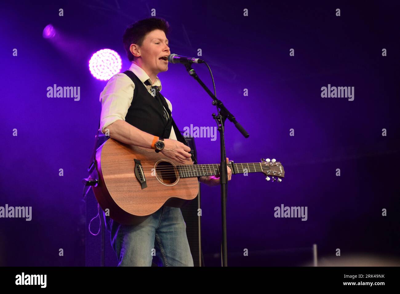 Grace Petrie live auf der Bühne beim Cambridge Folk Festival am 29. Juli 2023. Stockfoto