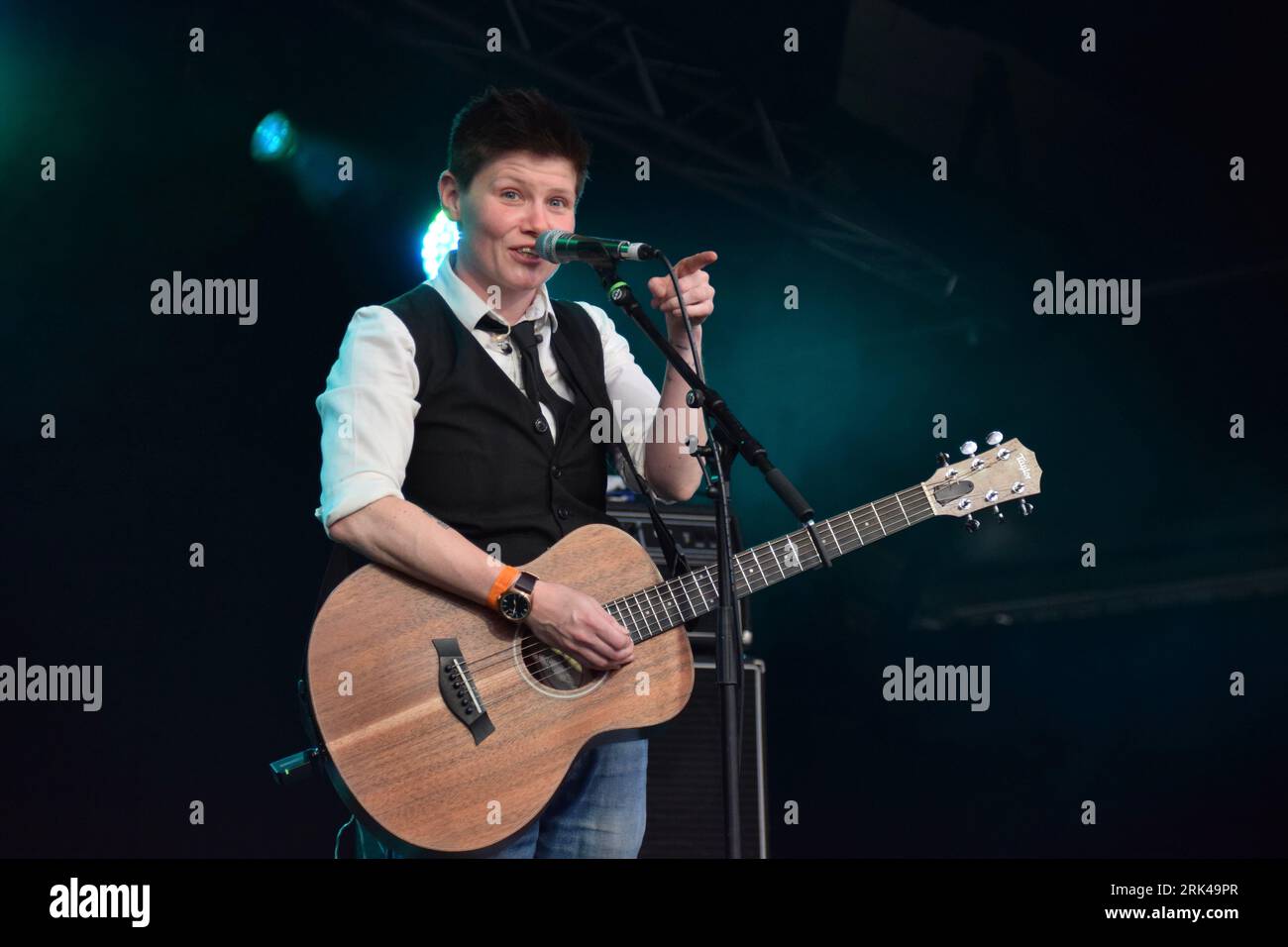 Grace Petrie live auf der Bühne beim Cambridge Folk Festival am 29. Juli 2023. Stockfoto