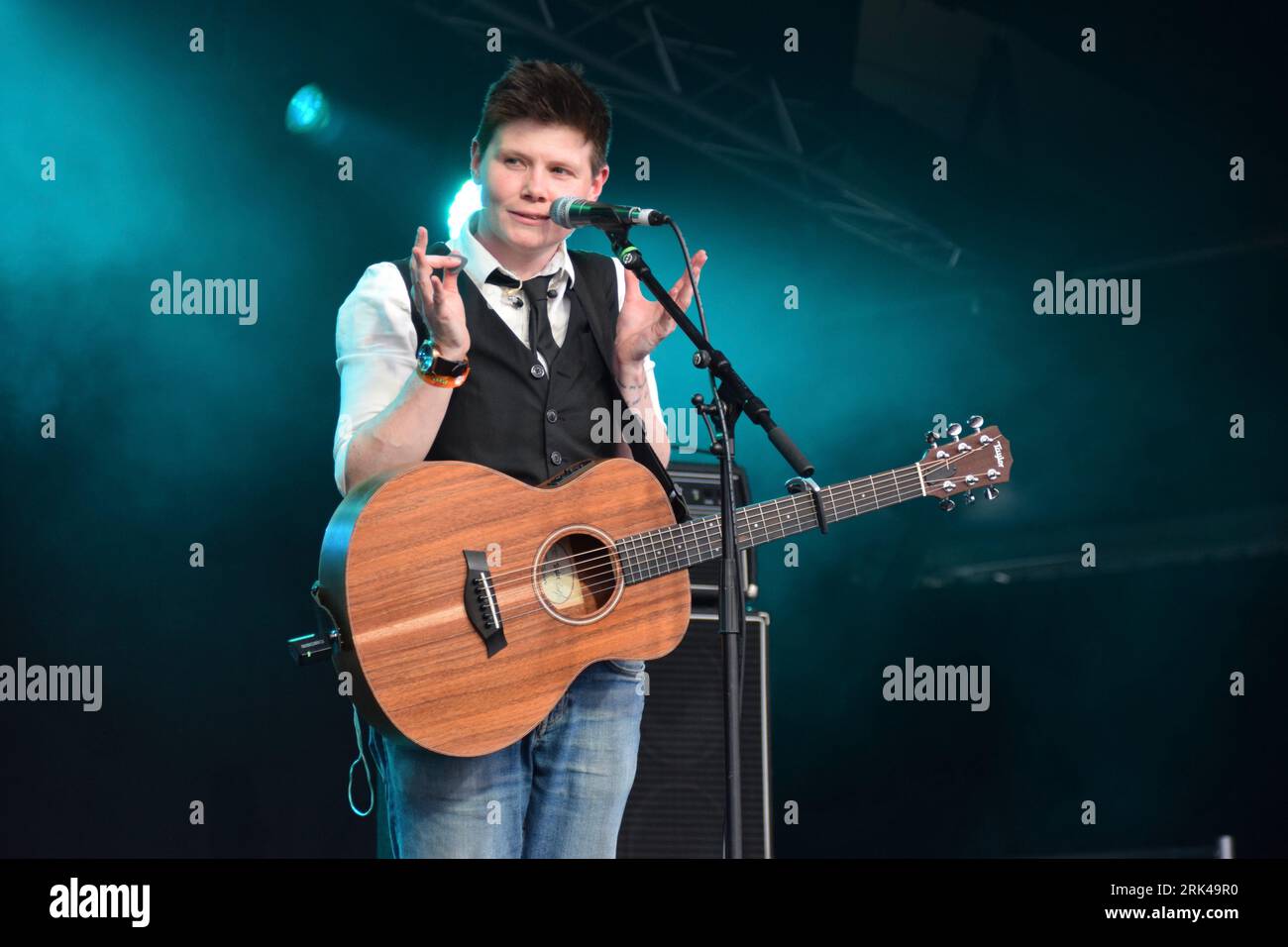 Grace Petrie live auf der Bühne beim Cambridge Folk Festival am 29. Juli 2023. Stockfoto