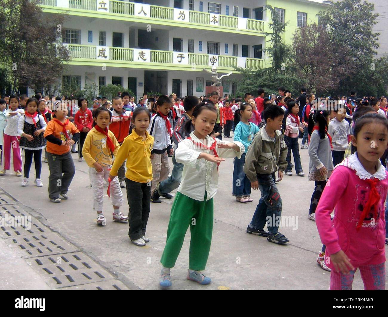 Bildnummer: 53605401 Datum: 08.04.2008 Copyright: imago/Xinhua (091118)-- HEFEI, 18. November (Xinhua) -- Schüler machen am 8. April 2008 Morgenübungen in der Schule. HU Haoyu, zehnjähriger Schüler der Fünften Klasse der Fremdsprachenexperimentellen Schule in Hefei, der Hauptstadt der ostchinesischen Provinz Anhui. Er ist sowohl in seinem Studium als auch in seinem Verhalten zu Hause und in der Schule ausgezeichnet. (Xinhua/Hu Haoyu)(wyx) (UNIVERSAL CHILDREN S DAY)(2)CHINA-HEFEI-HU HAOYU-WORLD IN HIS EYES (CN) PUBLICATIONxNOTxINxCHN China Gesellschaft Land Leute Kinder Fotostory kbdig xub kbdig xub quer o0 Übungen, Morgen, Morgengymn Stockfoto