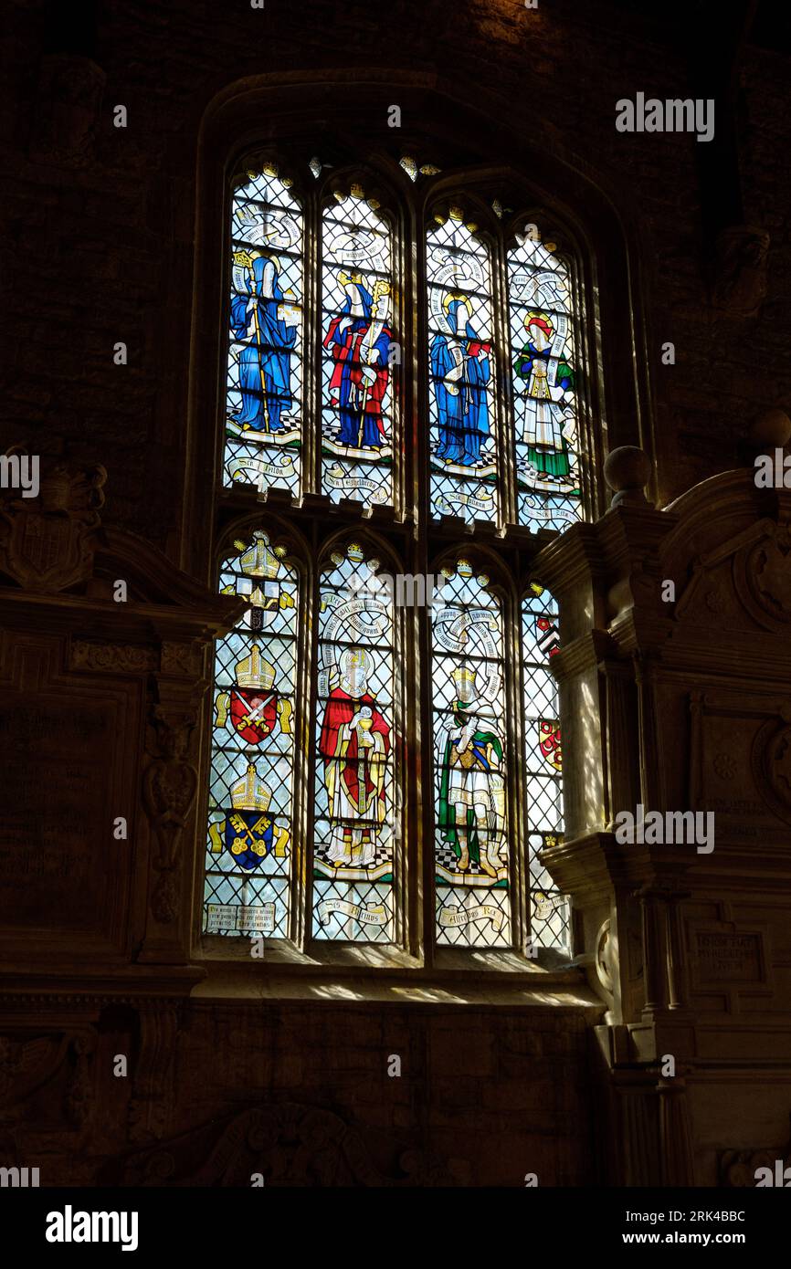 Buntglasfenster in der St. John the Baptist Church, Burford, West Oxfordshire Stockfoto