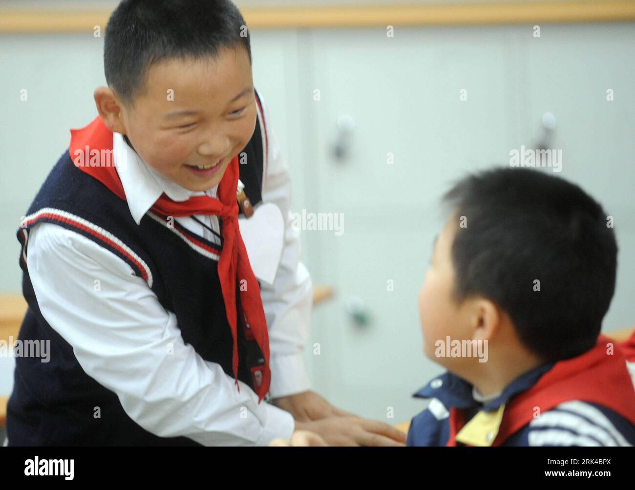 Bildnummer: 53611725 Datum: 06.11.2009 Copyright: imago/Xinhua (091119) -- CHENGDU, 19. November 2009 (Xinhua) -- Xu Zhongzheng (L) chattet mit Klassenkamerad während der Pause in der Neuen Grundschule der Stadt Dujiangyan in Chengdu, Hauptstadt der südwestchinesischen Provinz Sichuan, 11. November 2009. Der zehnjährige Xu Zhongzheng ist ein Schüler der fünften Klasse in der Neuen Grundschule der Stadt Dujiangyan in Chengdu. Als das katastrophale Erdbeben vom 12. Mai ausbrach, wurden Xu und seine Mitschüler unter den Ruinen begraben. In diesem kritischen Moment hob er sich hervor und sang laut die Nationalhymne, um andere zu ermutigen. Dank seiner Stockfoto