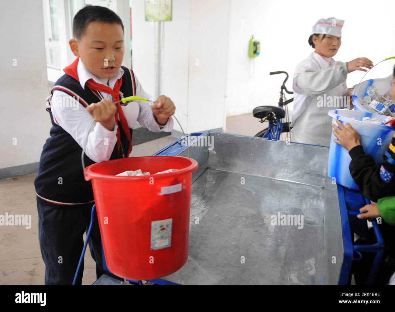 Bildnummer: 53611727 Datum: 06.11.2009 Copyright: imago/Xinhua (091119) -- CHENGDU, 19. November 2009 (Xinhua) -- Xu Zhongzheng hilft Arbeitern, Kuchen in der neuen Grundschule der Stadt Dujiangyan in Chengdu, Hauptstadt der südwestchinesischen Provinz Sichuan, zu verteilen, 11. November 2009. Der zehnjährige Xu Zhongzheng ist ein Schüler der fünften Klasse in der Neuen Grundschule der Stadt Dujiangyan in Chengdu. Als das katastrophale Erdbeben vom 12. Mai ausbrach, wurden Xu und seine Mitschüler unter den Ruinen begraben. In diesem kritischen Moment hob er sich hervor und sang laut die Nationalhymne, um andere zu ermutigen. Dank seiner Singin Stockfoto