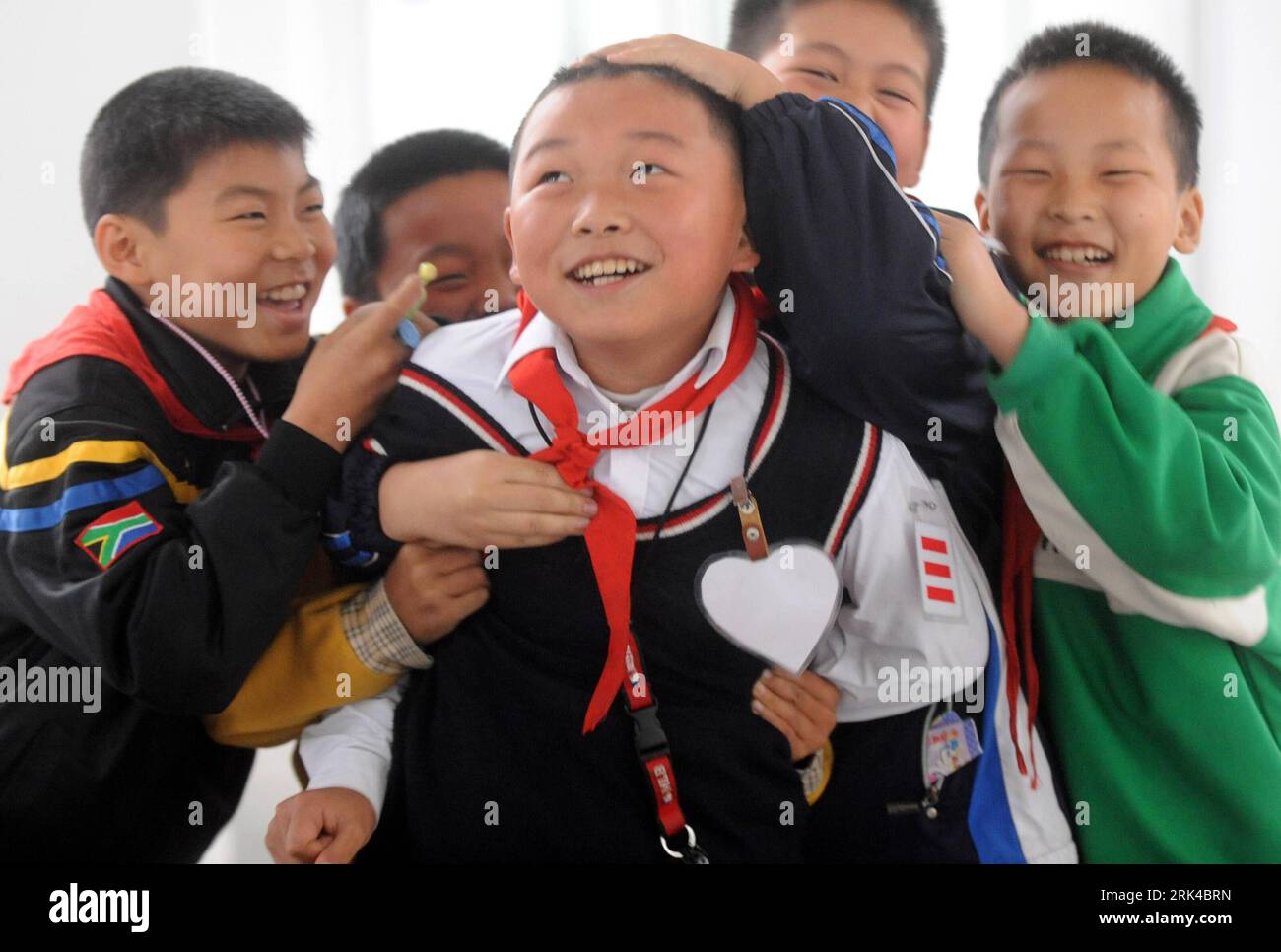 Bildnummer: 53611721 Datum: 06.11.2009 Copyright: imago/Xinhua (091119) -- CHENGDU, 19. November 2009 (Xinhua) -- Xu Zhongzheng (C) spielt mit Klassenkameraden während der Pause in der Neuen Grundschule der Stadt Dujiangyan in Chengdu, Hauptstadt der südwestchinesischen Provinz Sichuan, 11. November 2009. Der zehnjährige Xu Zhongzheng ist ein Schüler der fünften Klasse in der Neuen Grundschule der Stadt Dujiangyan in Chengdu. Als das katastrophale Erdbeben vom 12. Mai ausbrach, wurden Xu und seine Mitschüler unter den Ruinen begraben. In diesem kritischen Moment hob er sich hervor und sang laut die Nationalhymne, um andere zu ermutigen. Danke Stockfoto