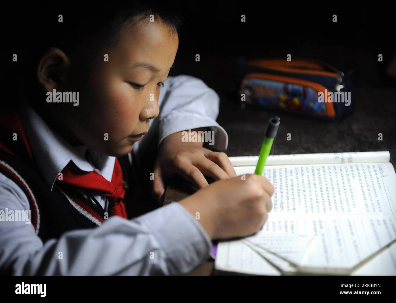 Bildnummer: 53611751 Datum: 06.11.2009 Copyright: imago/Xinhua (091119) -- CHENGDU, 19. November 2009 (Xinhua) -- Xu Zhongzheng macht Hausaufgaben zu Hause in der Stadt Dujiangyan in Chengdu, Hauptstadt der südwestchinesischen Provinz Sichuan, 11. November 2009. Der zehnjährige Xu Zhongzheng ist ein Schüler der fünften Klasse in der Neuen Grundschule der Stadt Dujiangyan in Chengdu. Als das katastrophale Erdbeben vom 12. Mai ausbrach, wurden Xu und seine Mitschüler unter den Ruinen begraben. In diesem kritischen Moment hob er sich hervor und sang laut die Nationalhymne, um andere zu ermutigen. Dank seines Gesangs fanden Lehrer und Klassenkameraden Mo Stockfoto