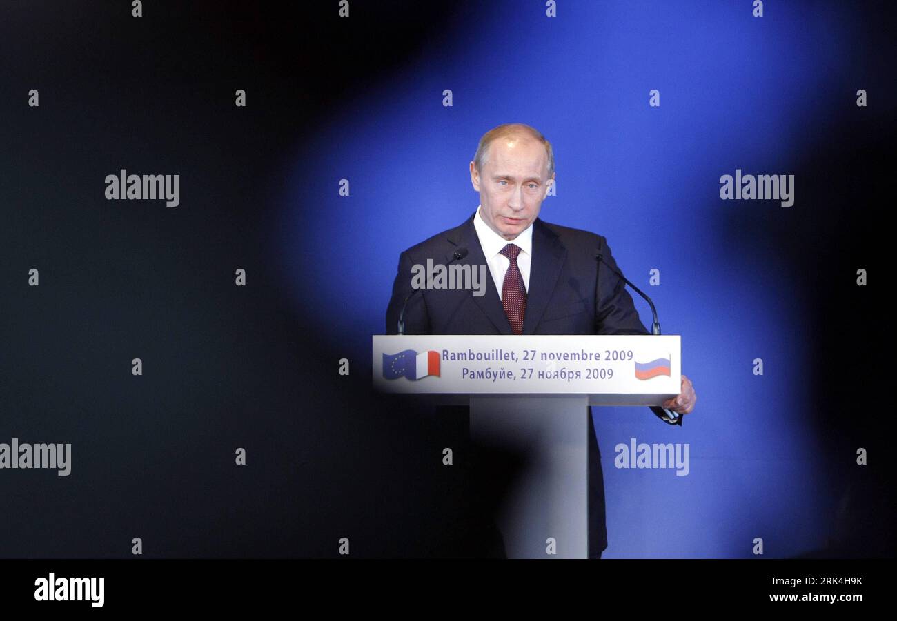 Bildnummer: 53632055 Datum: 27.11.2009 Copyright: imago/Xinhua (091128) -- PARIS, 28. November 2009 (Xinhua) -- der russische Premierminister Wladimir Putin nimmt am 27. November 2009 an einer Pressekonferenz im Schloss Rambouillet in Frankreich Teil. Und Wladimir Putin präsentierte die 14. Tagung des interstaatlichen Seminars zwischen Frankreich und Russland im Schloss Rambouillet im südwestlichen Vorort von Paris. (Xinhua/Zhang Yuwei) (8)FRNACE-PARIS-RUSSIA-SEMINAR PUBLICATIONxNOTxINxCHN Rambouillet People Politik Wirtschaft Russland Frankreich PK Pressetermin Treffen kbdig xub 2009 quer Bildnummer 53632055 Datum 27 11 2009 Copyright Imago XINHU Stockfoto