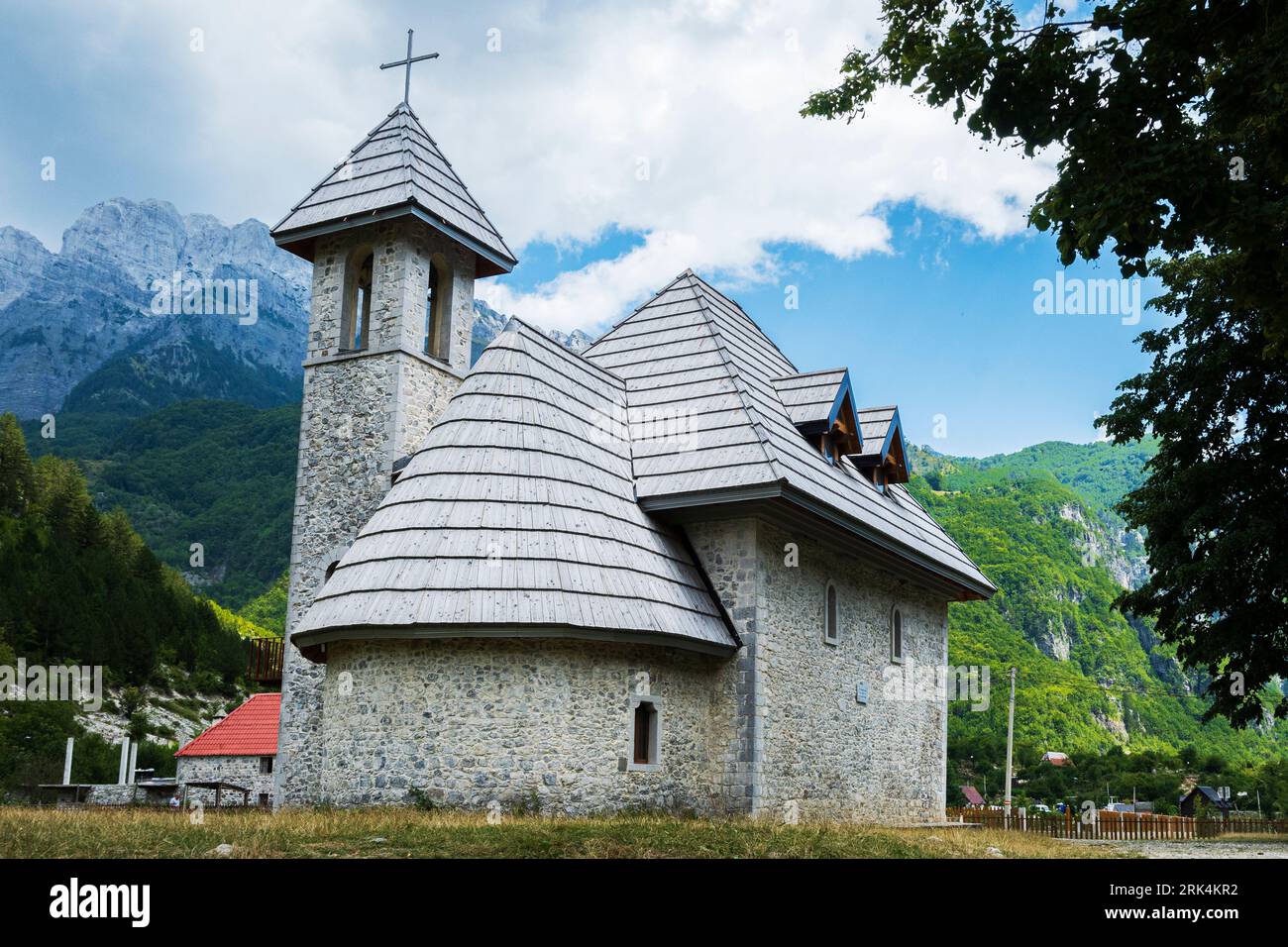 Teil der katholischen Kirche von Theth, Albanien - Steinkirche aus dem späten 19. Jahrhundert Stockfoto