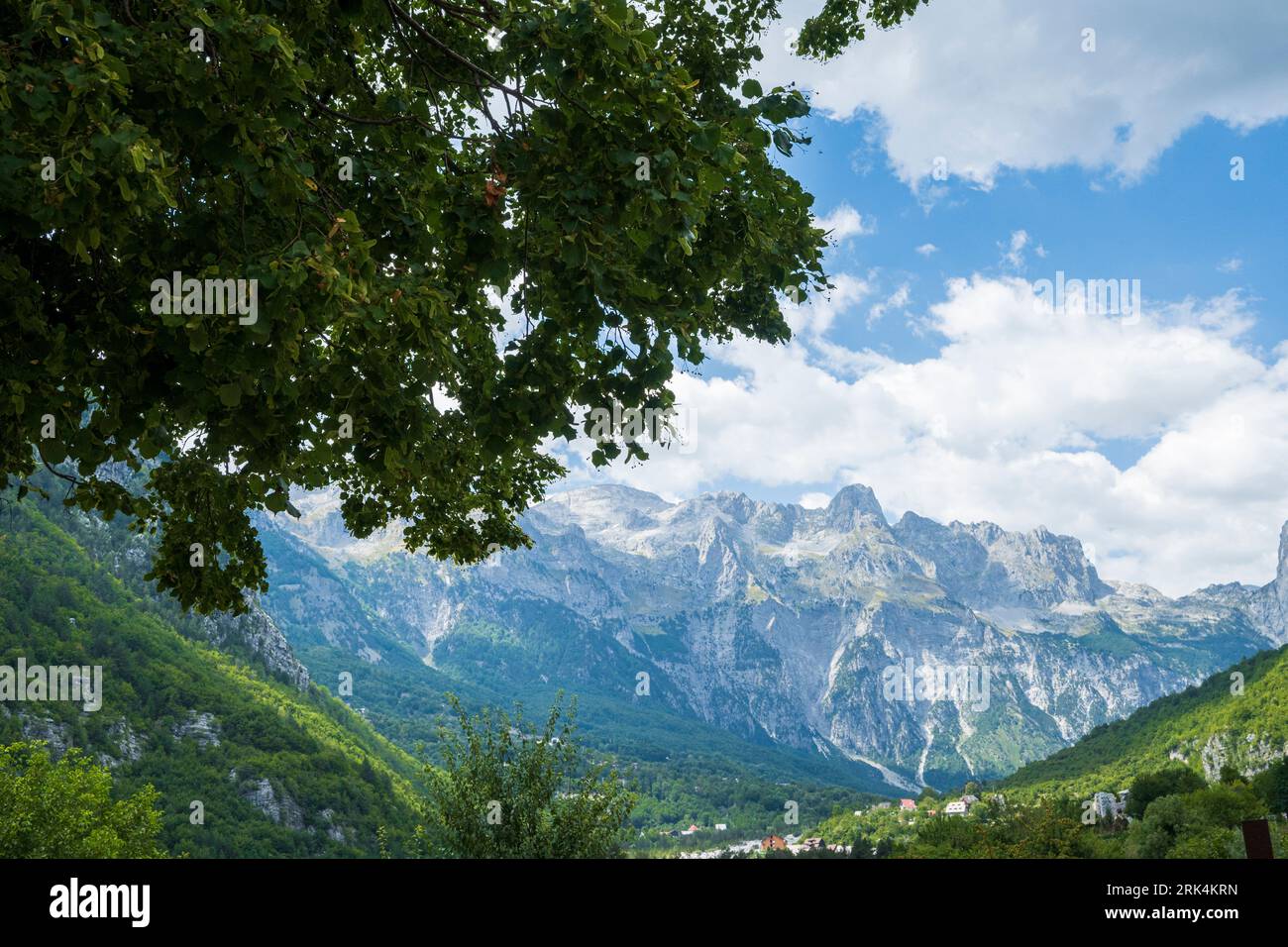 Albanische Bergalpen. Berglandschaft, malerischer Bergblick im Sommer, großes Panorama Stockfoto