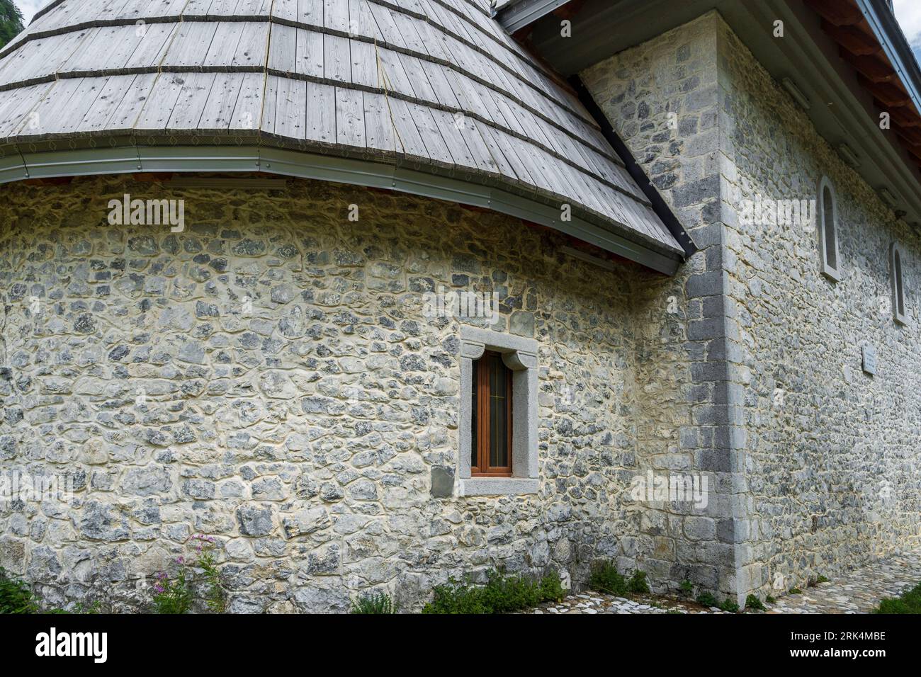 Teil der katholischen Kirche von Theth, Albanien - Steinkirche aus dem späten 19. Jahrhundert Stockfoto